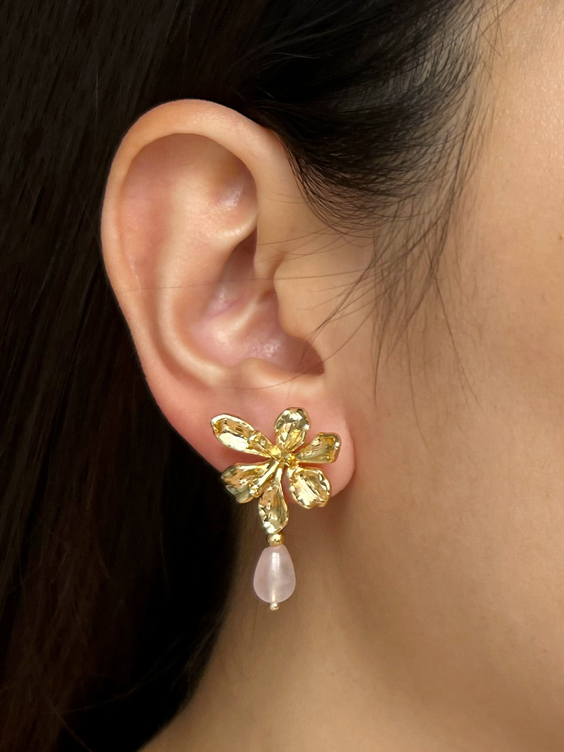 Flower Earstuds With Teardrop Rose Quartz   Gold2