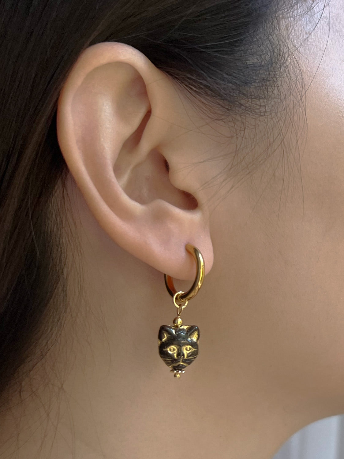 Glass Carved Cat Hoops - Black