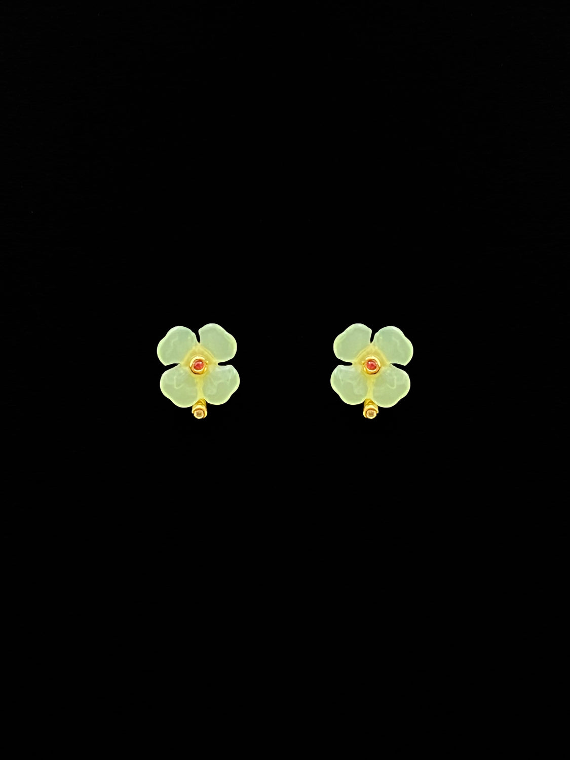 Lucky Clover Jade Earstuds   Light Green dark