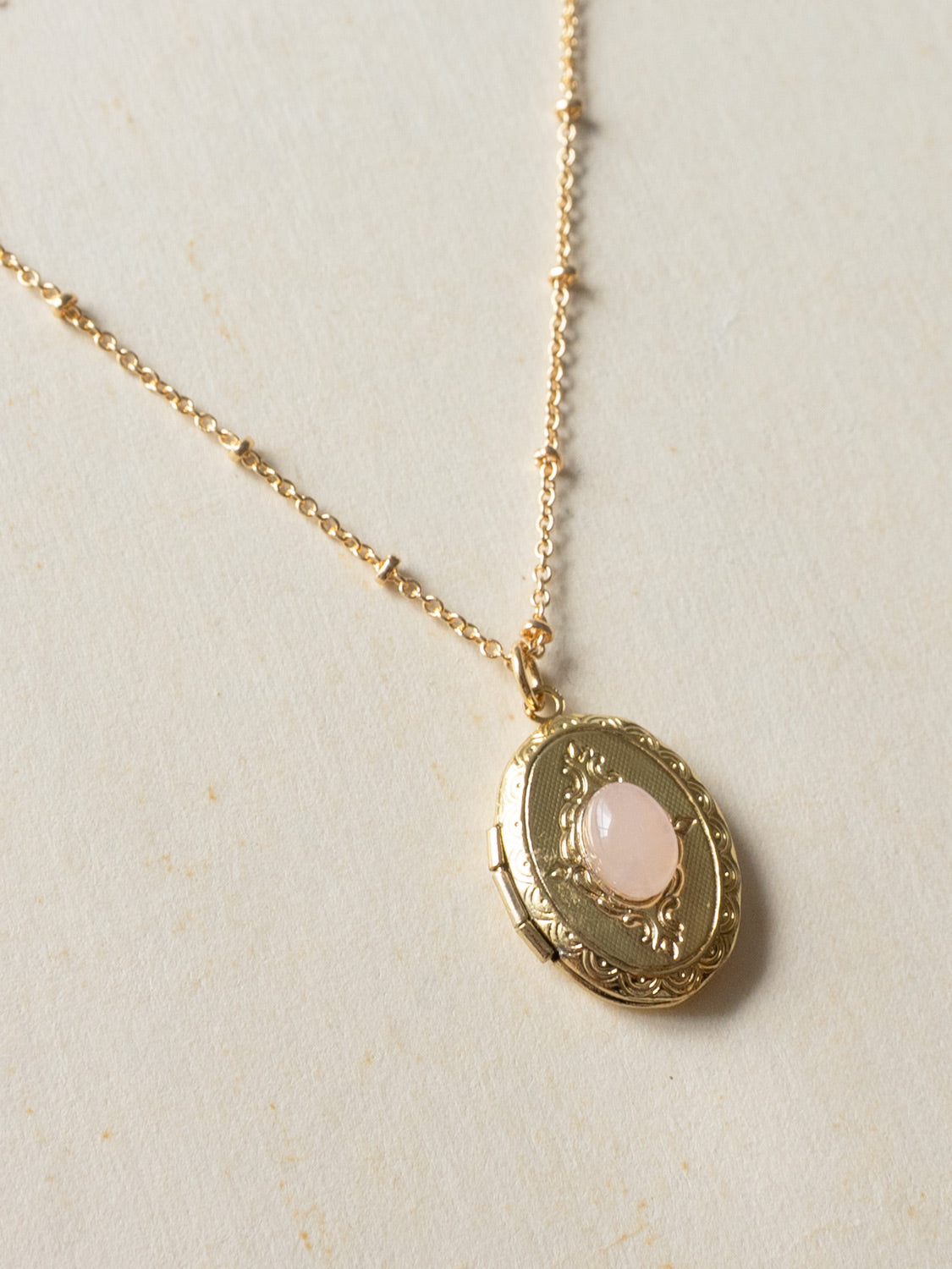 Oval Locket Pendant Necklace   Rose Quartz b56675b4 861e 4f70 8b35 d0cfc26b7371