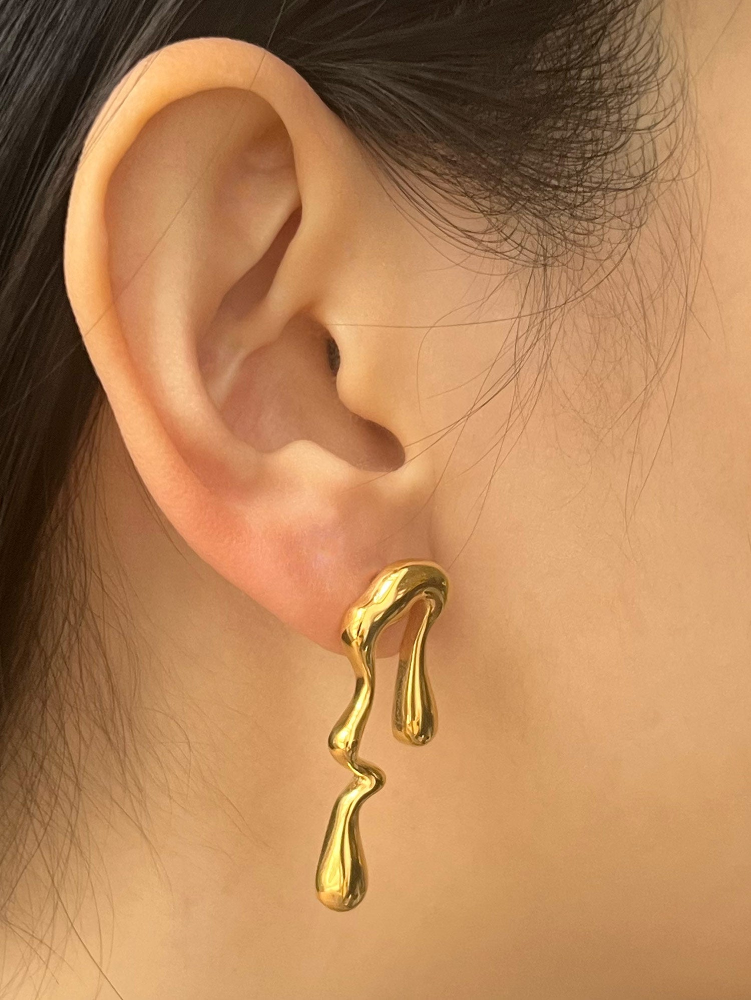 Boucles d’oreilles asymétriques dégoulinantes de peinture dorée