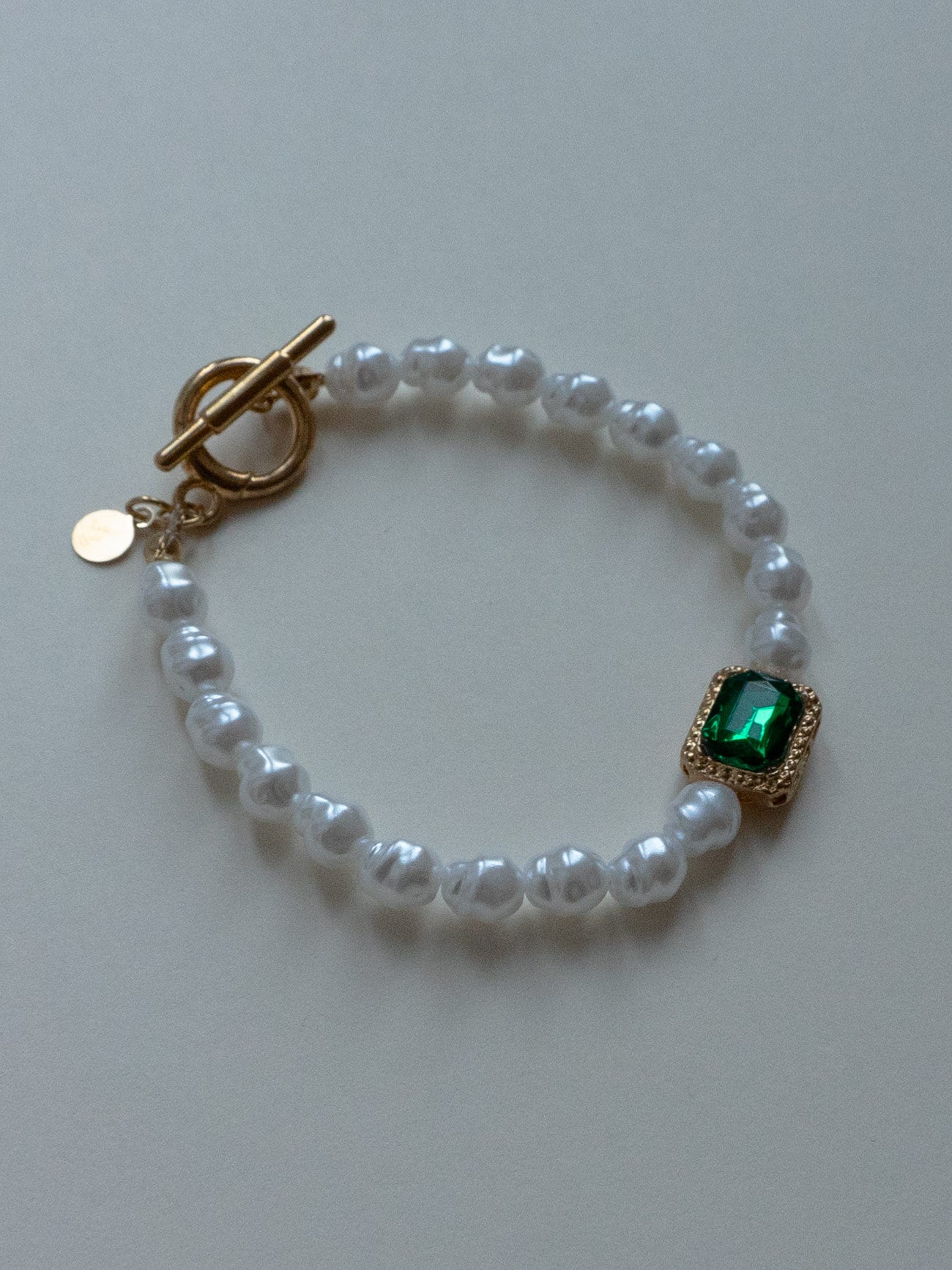 Bracelet de perles baroques avec pierre précieuse émeraude