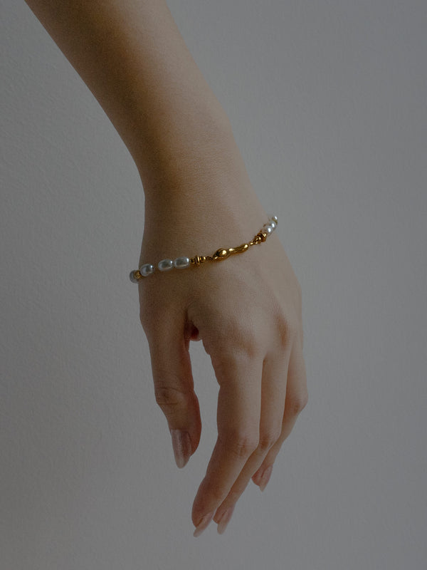 Pearl And Fluid Gold Bracelet