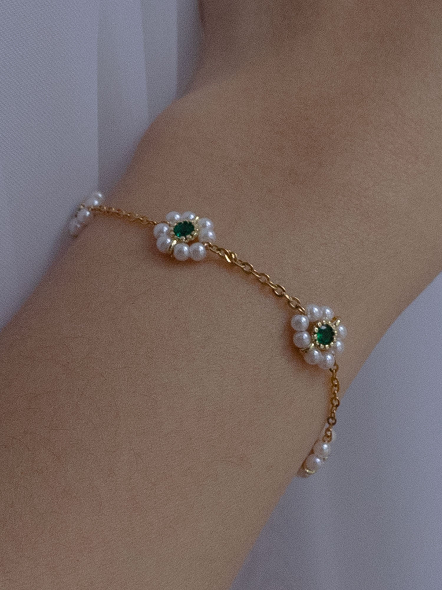 Bracelet à petites perles et fleurs avec pierres précieuses émeraude