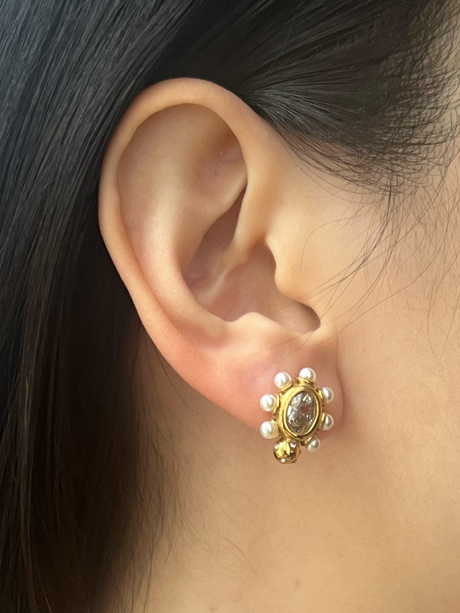 Clous d'oreilles élégants incrustés de perles et de pierres précieuses