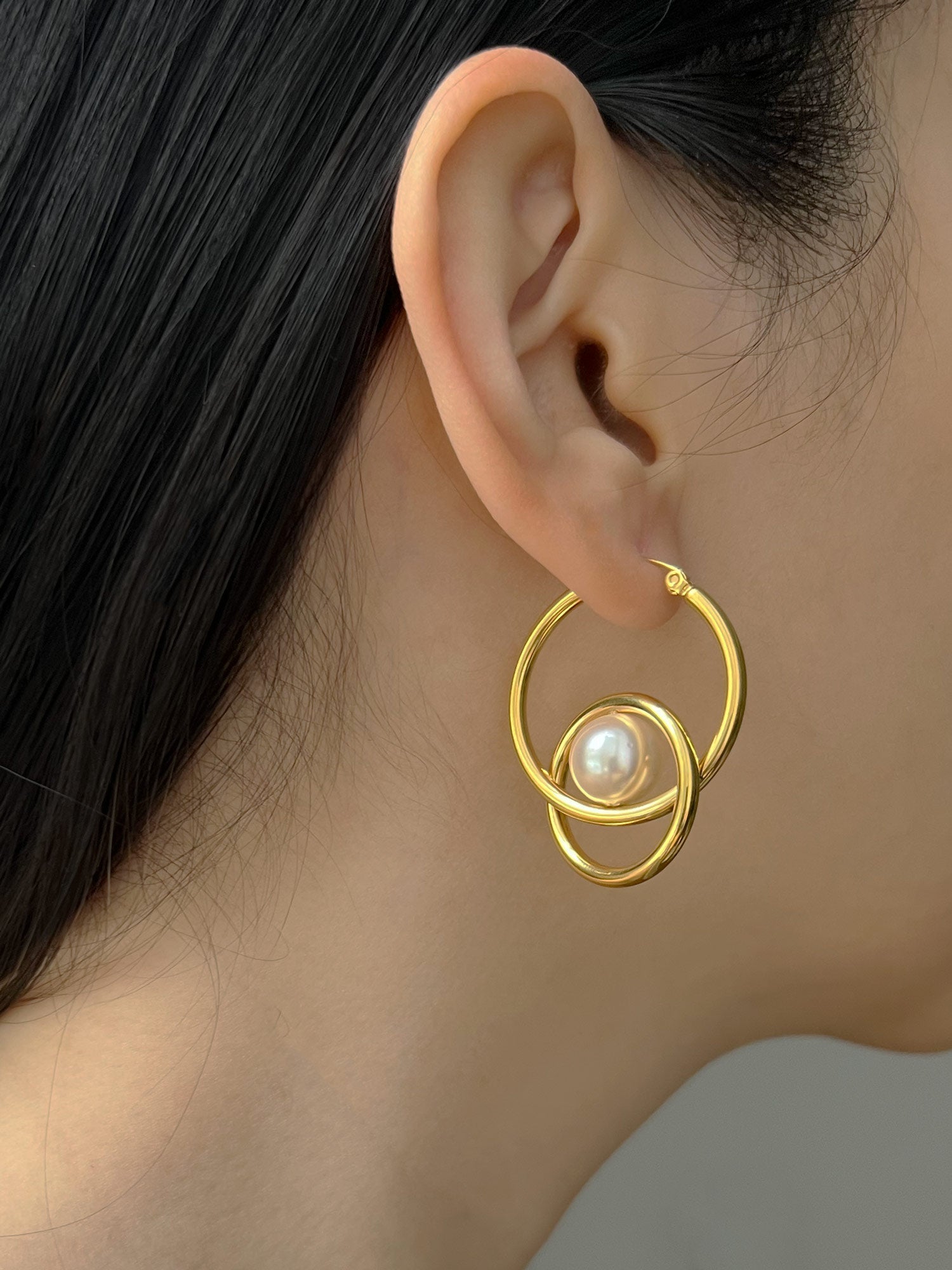intersect pearl earrings model