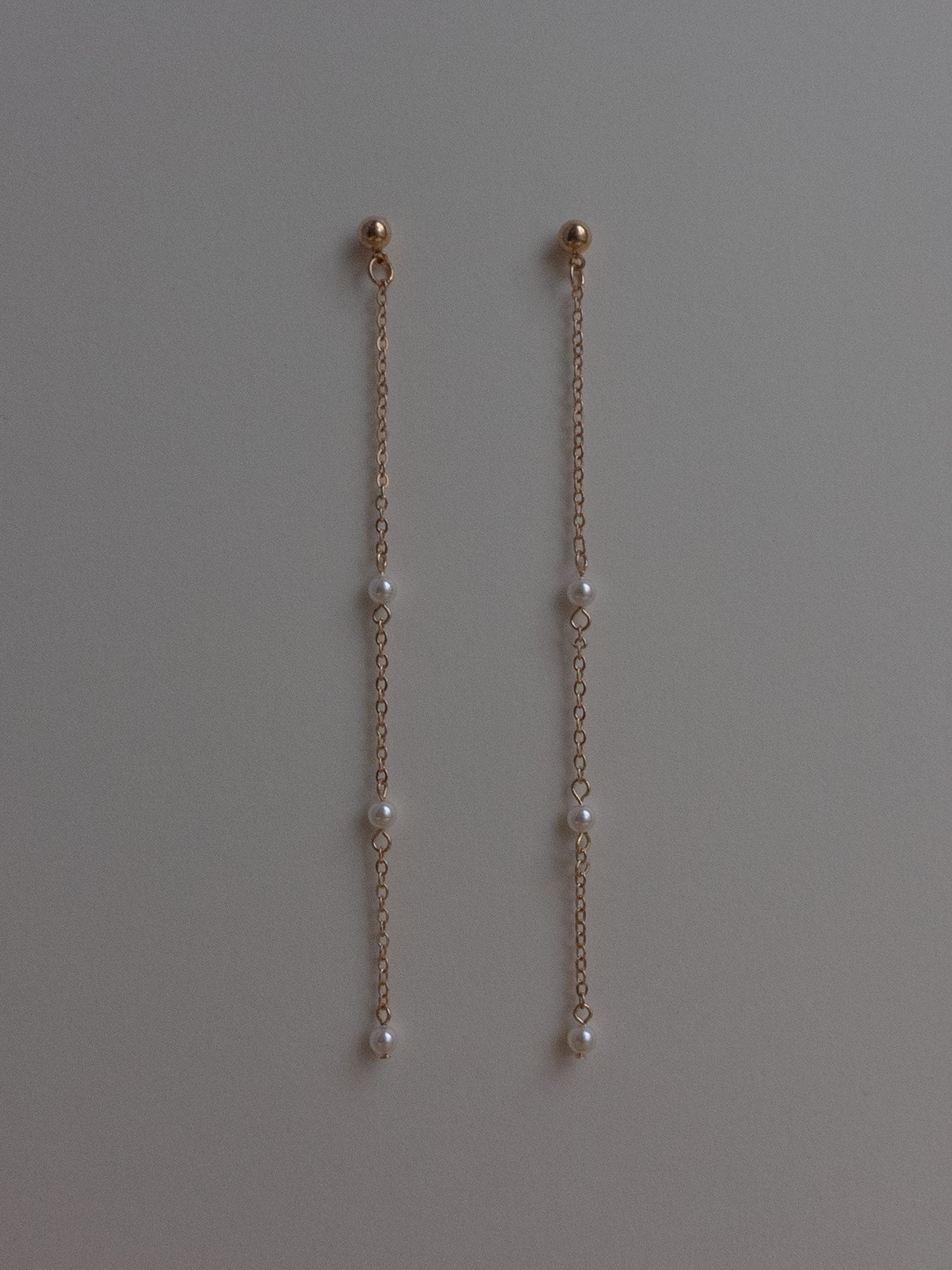 Boucles d'oreilles longues pendantes avec petites perles