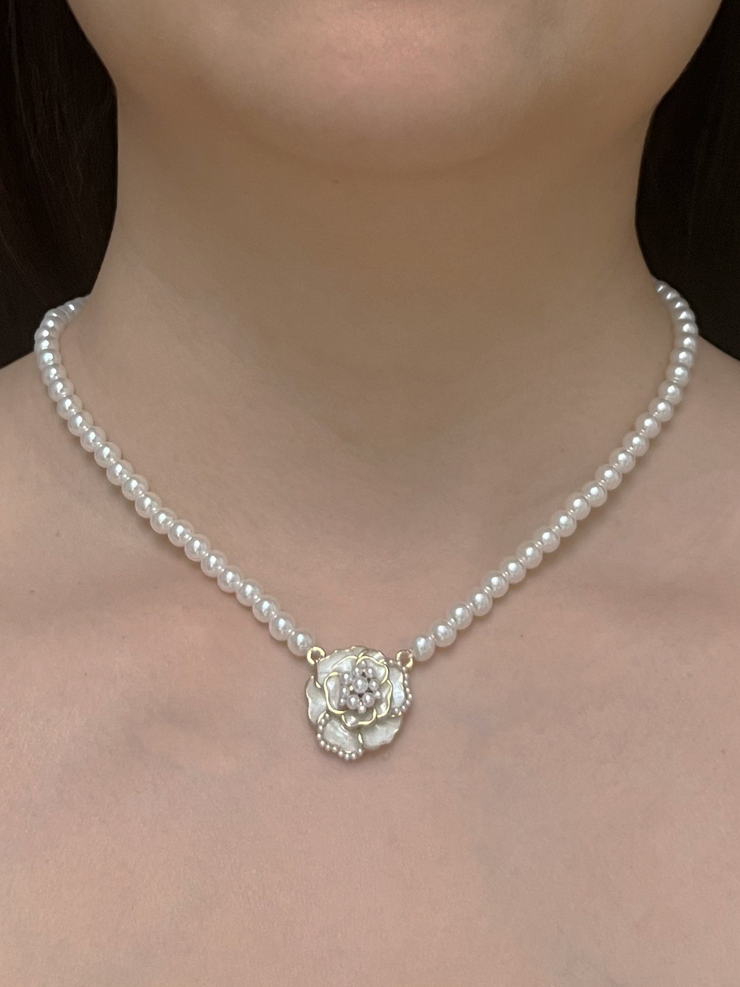 Tour de cou en perles avec pendentif fleur