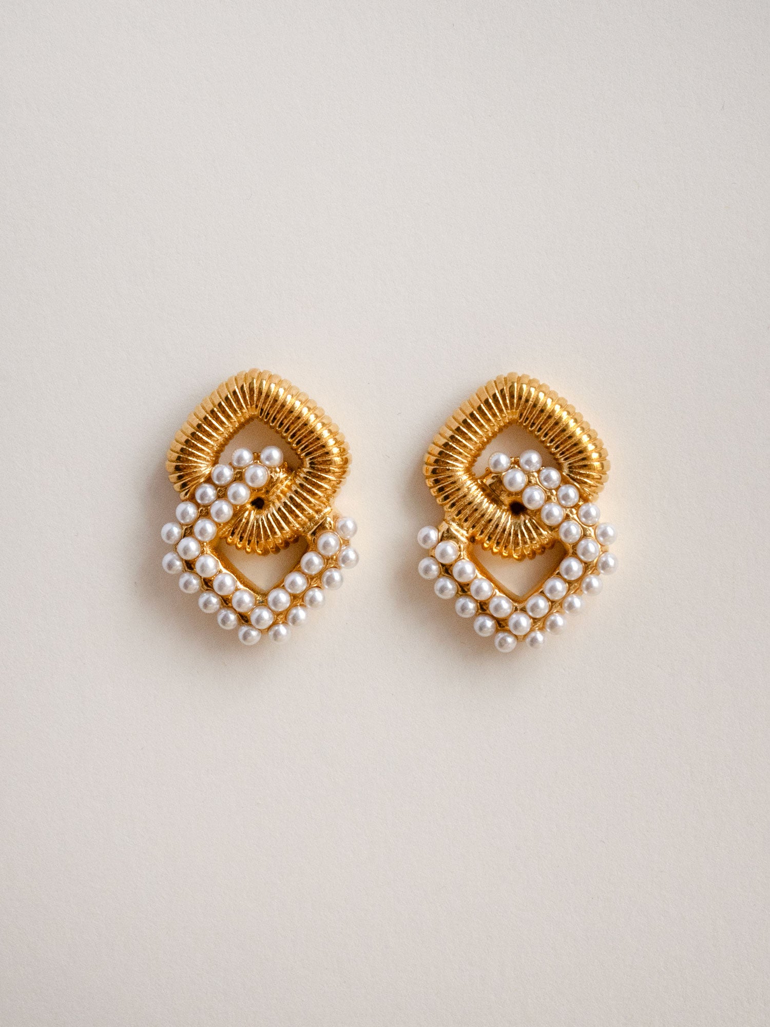 Boucles d'oreilles audacieuses incrustées de perles