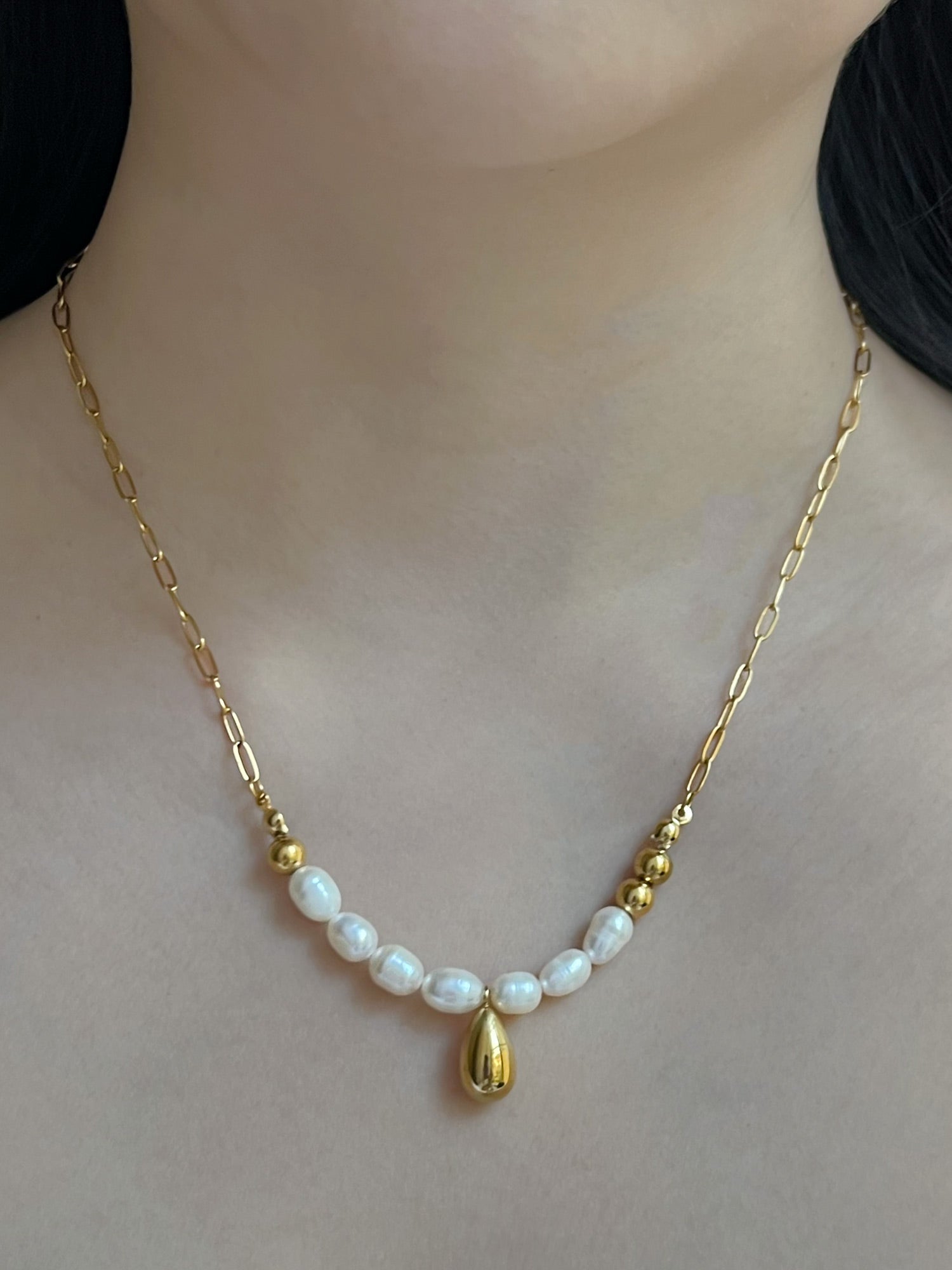 pearl gold teardrop necklace2 cfbda9dd 01df 496e a617 cf6dd380f52a
