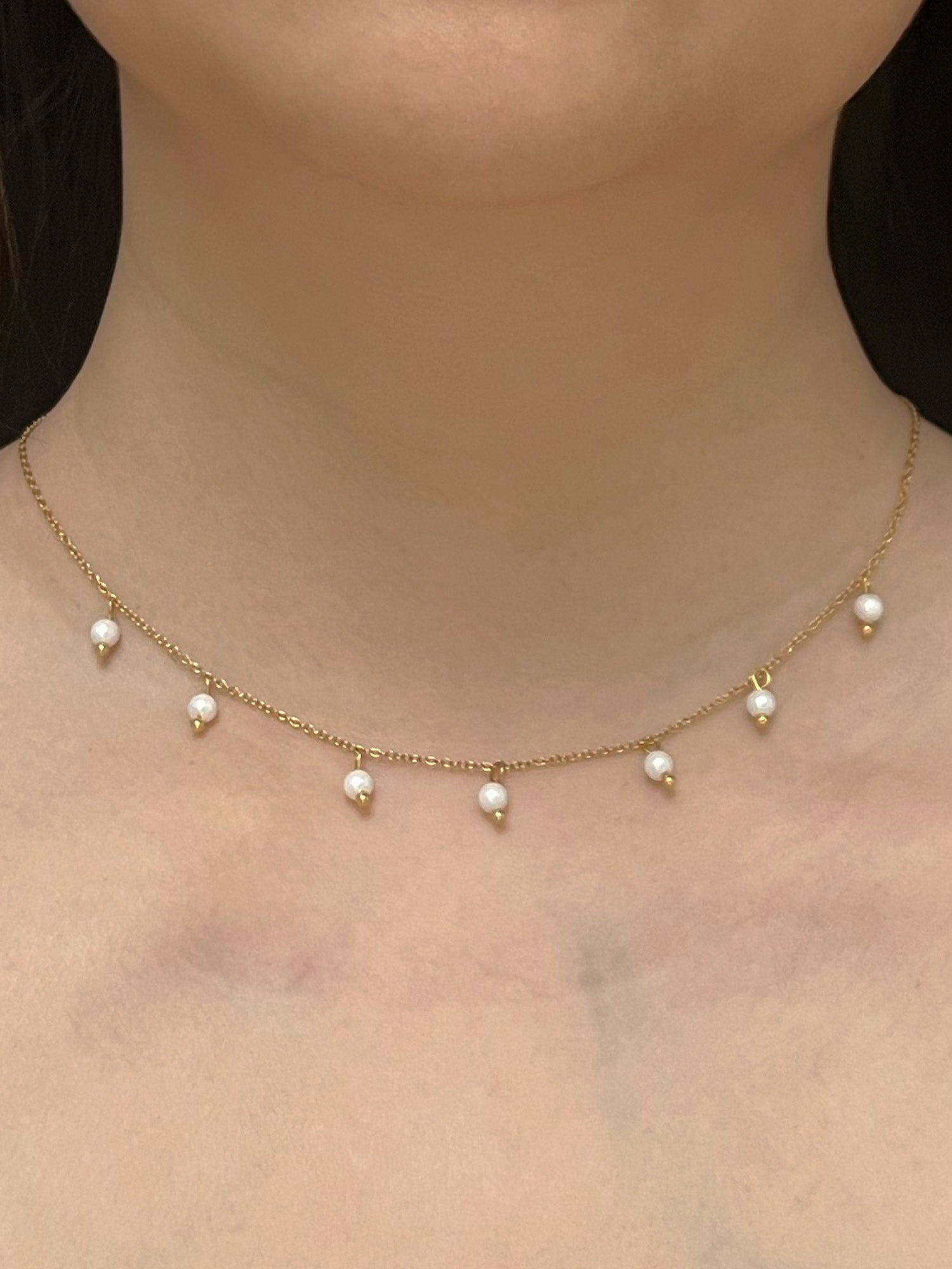 Petit collier de perles pendantes