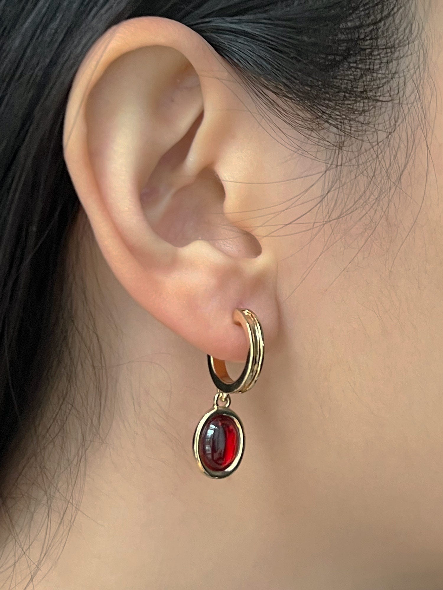 Boucles d'oreilles créoles à pendentif rouge rubis