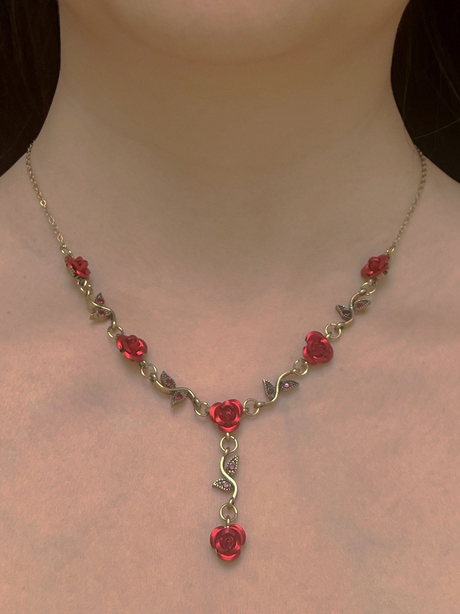 vintage rose necklace model