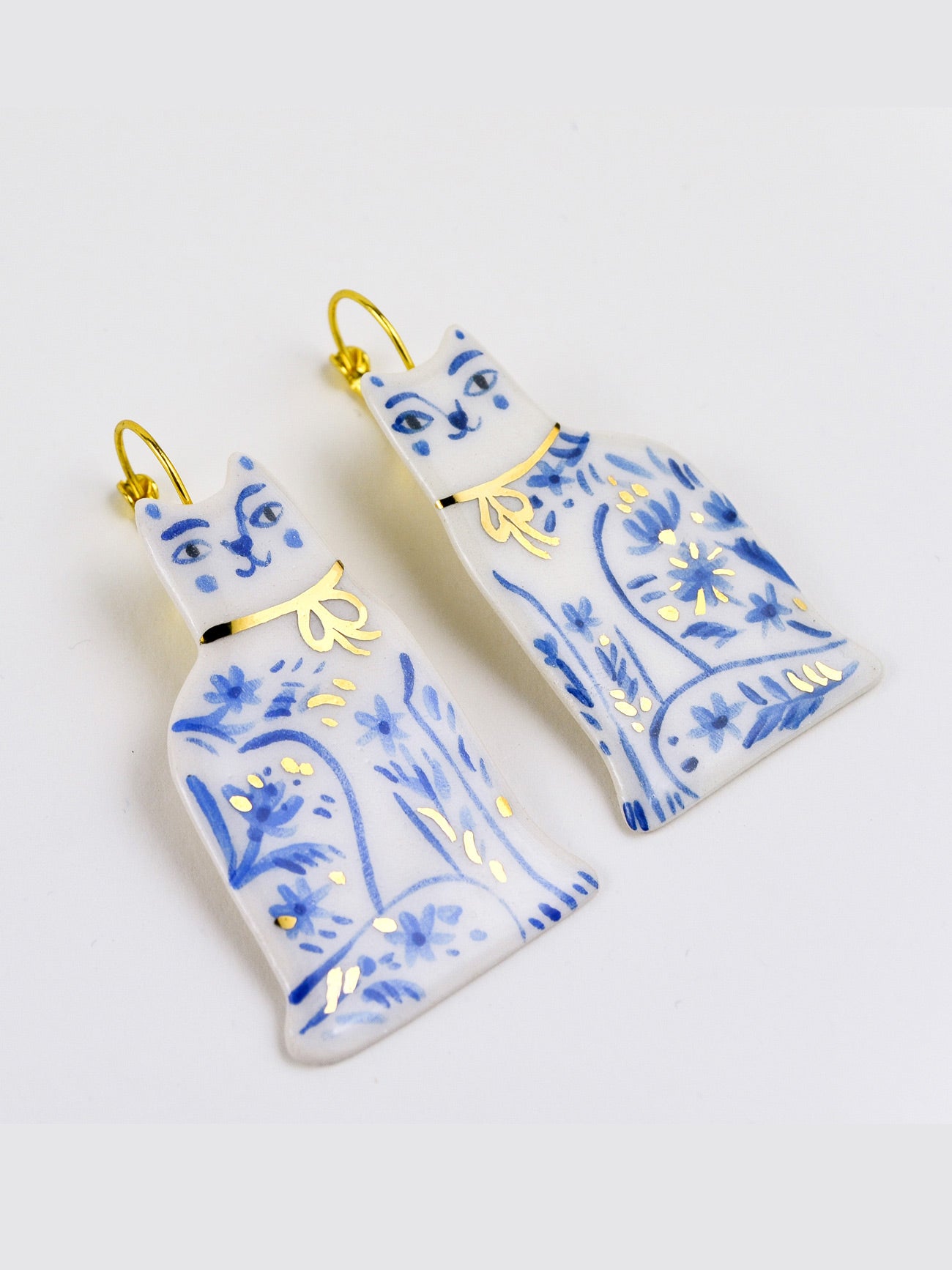 Boucles d'oreilles Chat Peintes à la Main en Céramique avec Fleurs - Or/Bleu