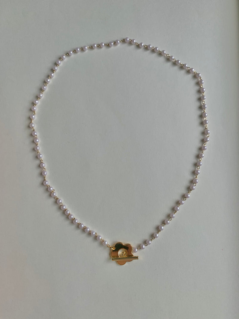 Pearl Necklace with Daisy Lock