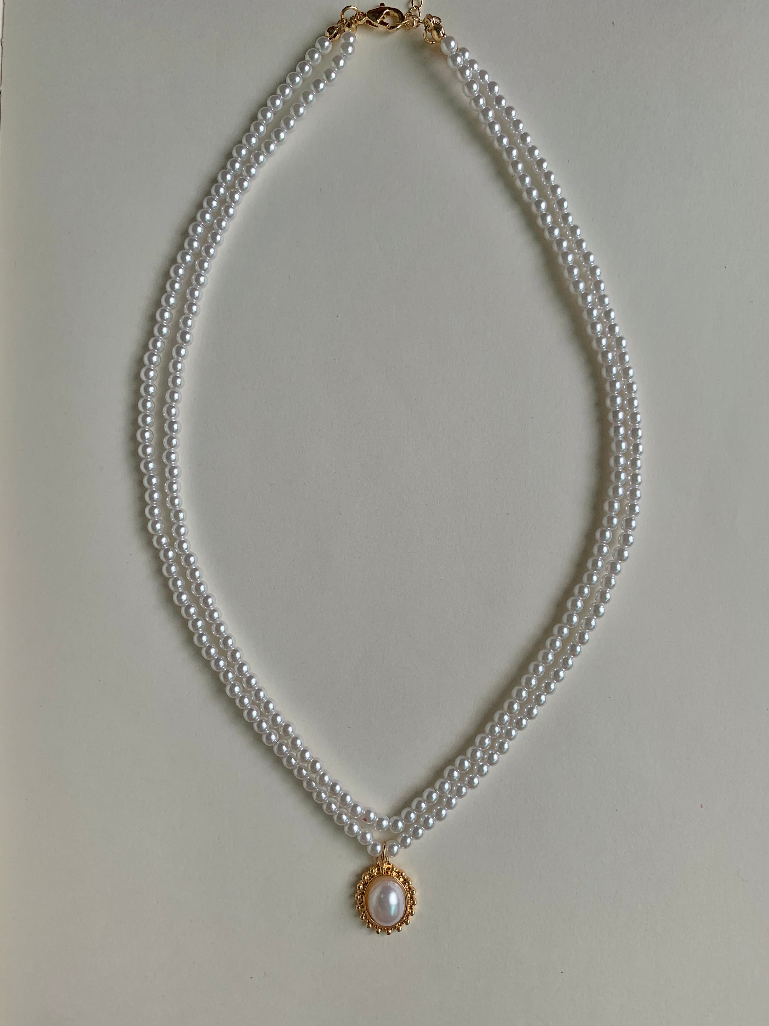 Collier à pendentif en perles superposées