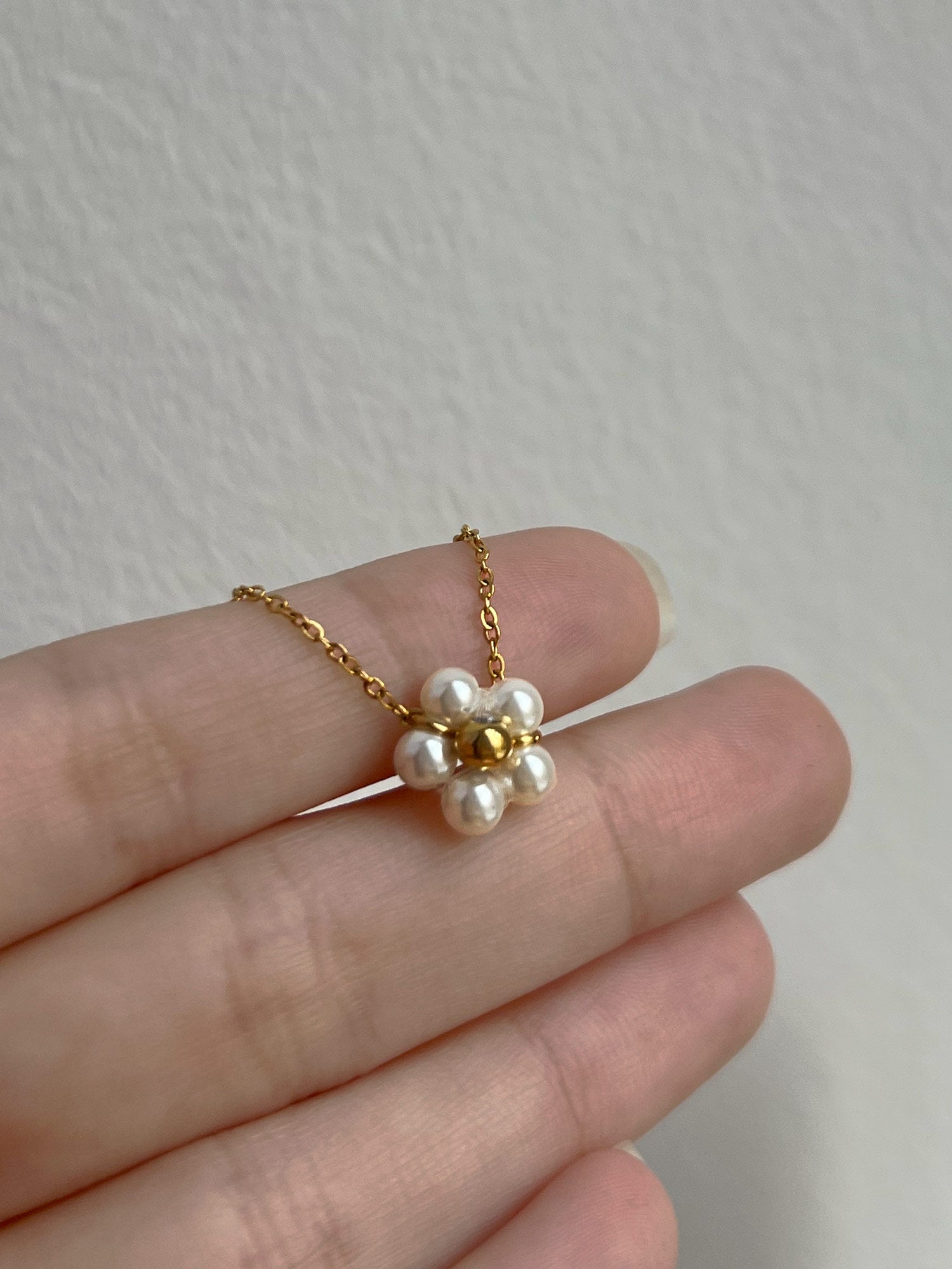 Petit collier de petites fleurs perlées