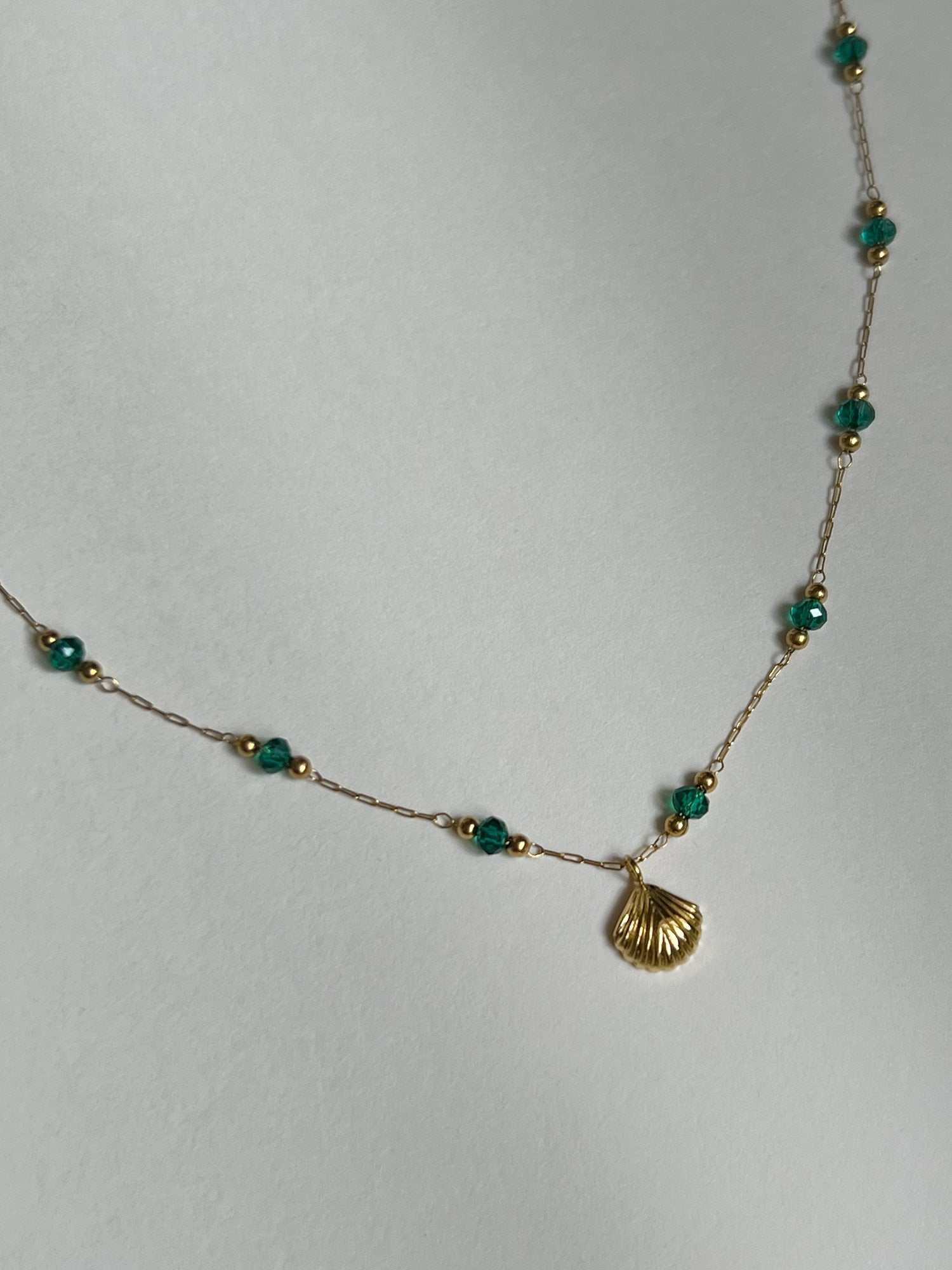 Collier sirène perlé vert vintage avec pendentif coquillage