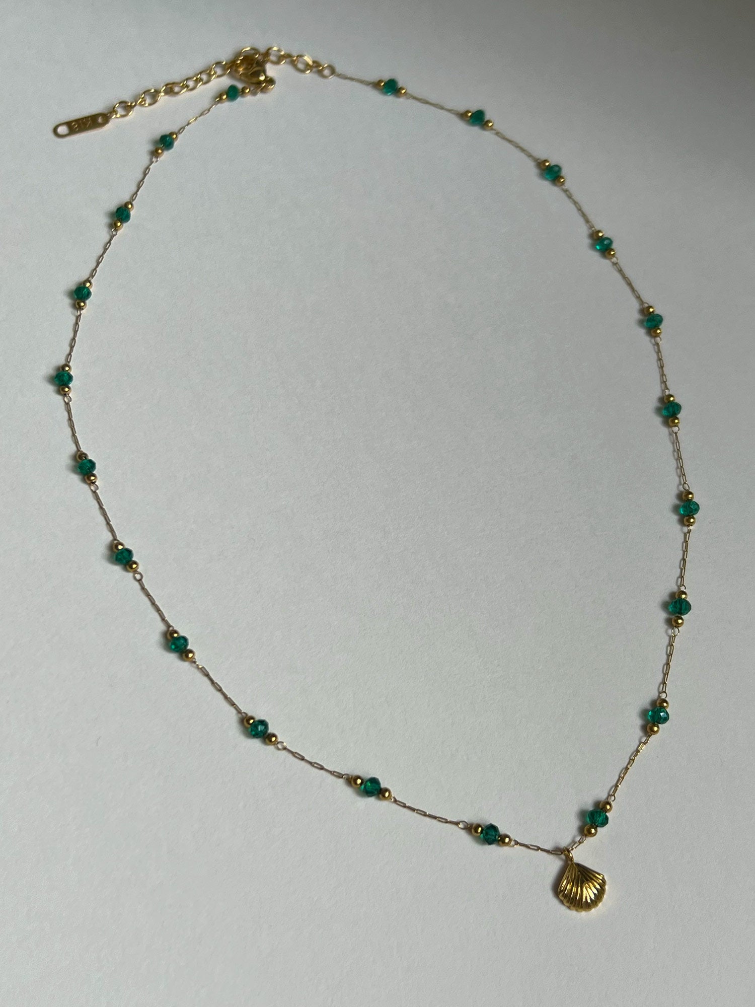 Collier sirène perlé vert vintage avec pendentif coquillage