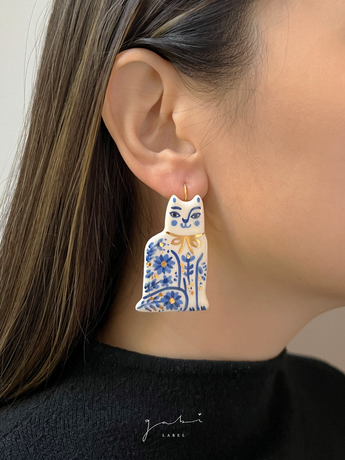 Boucles d'oreilles Chat Peintes à la Main en Céramique avec Fleurs - Or/Bleu