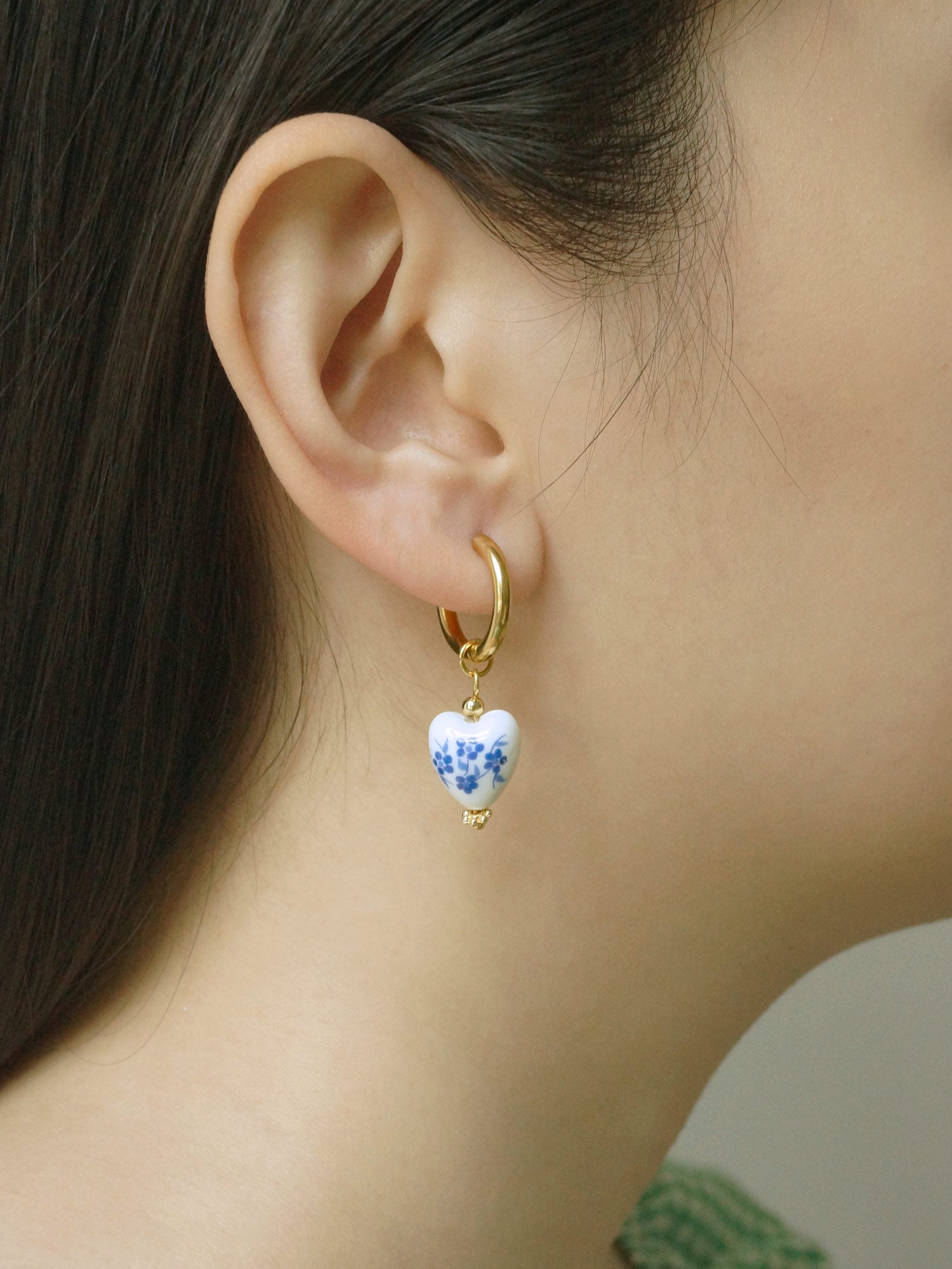 Boucles d'oreilles créoles en forme de cœur en céramique - Bleu