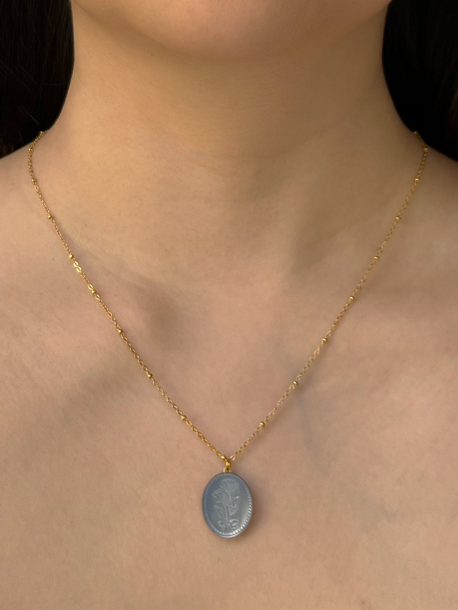 Grand Collier Pendentif Perle avec Fleurs Sculptées - Bleu