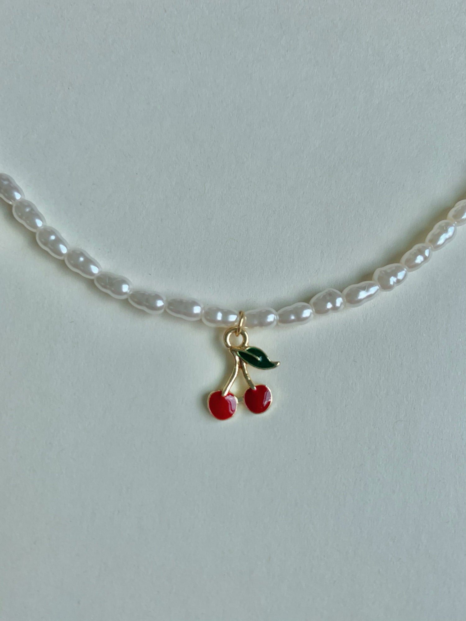 Collier de perles avec pendentif cerise