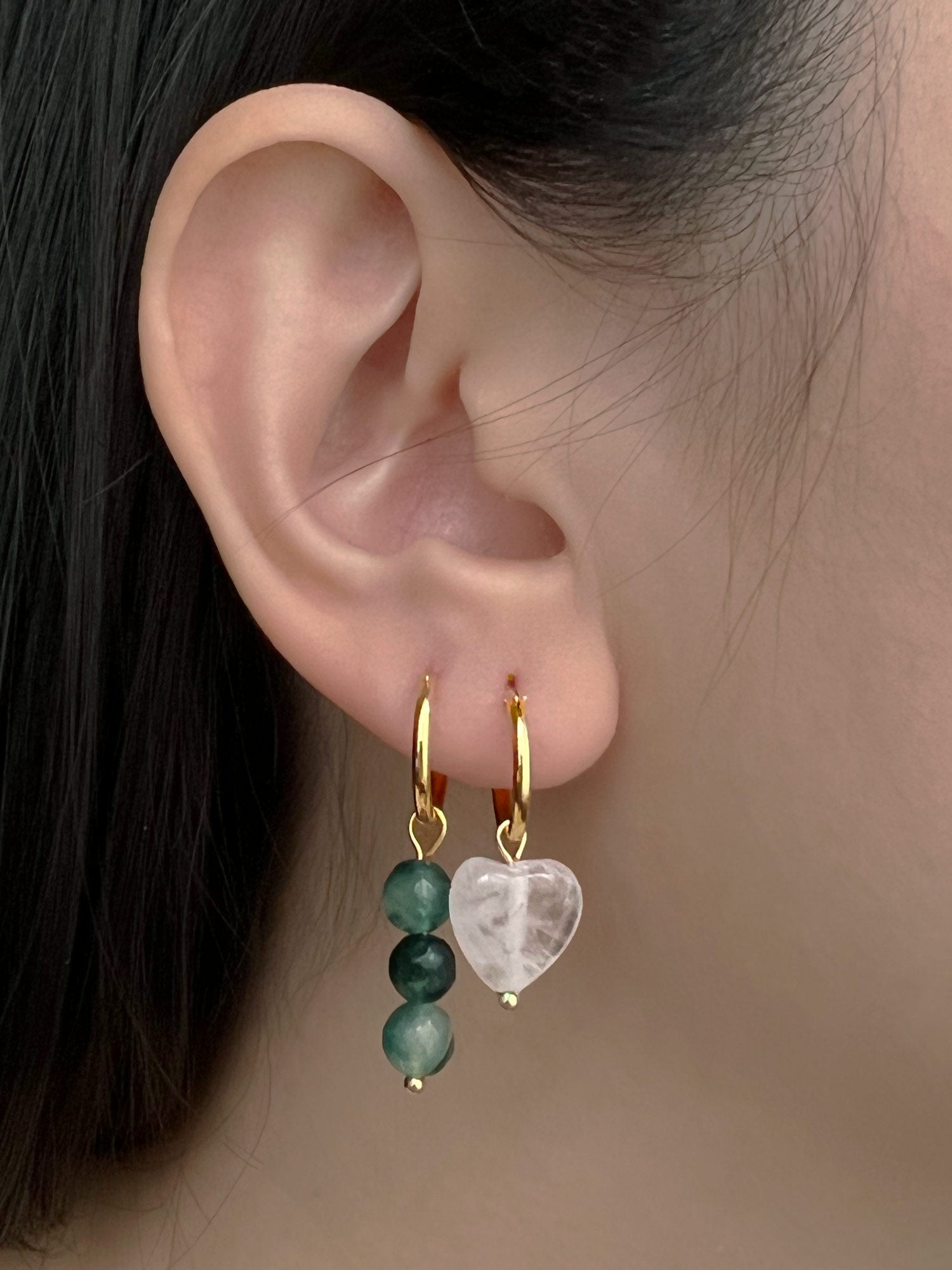 Boucles d'oreilles créoles en pierre dépareillées - Quartz clair/Vert