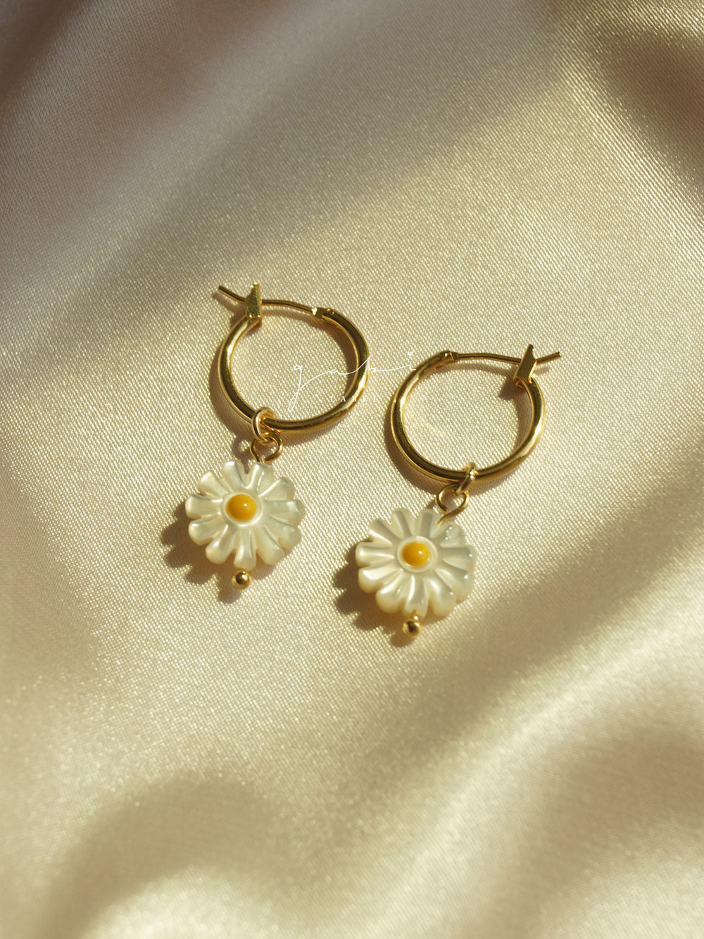 Daisy Hoops - Coquille Naturelle