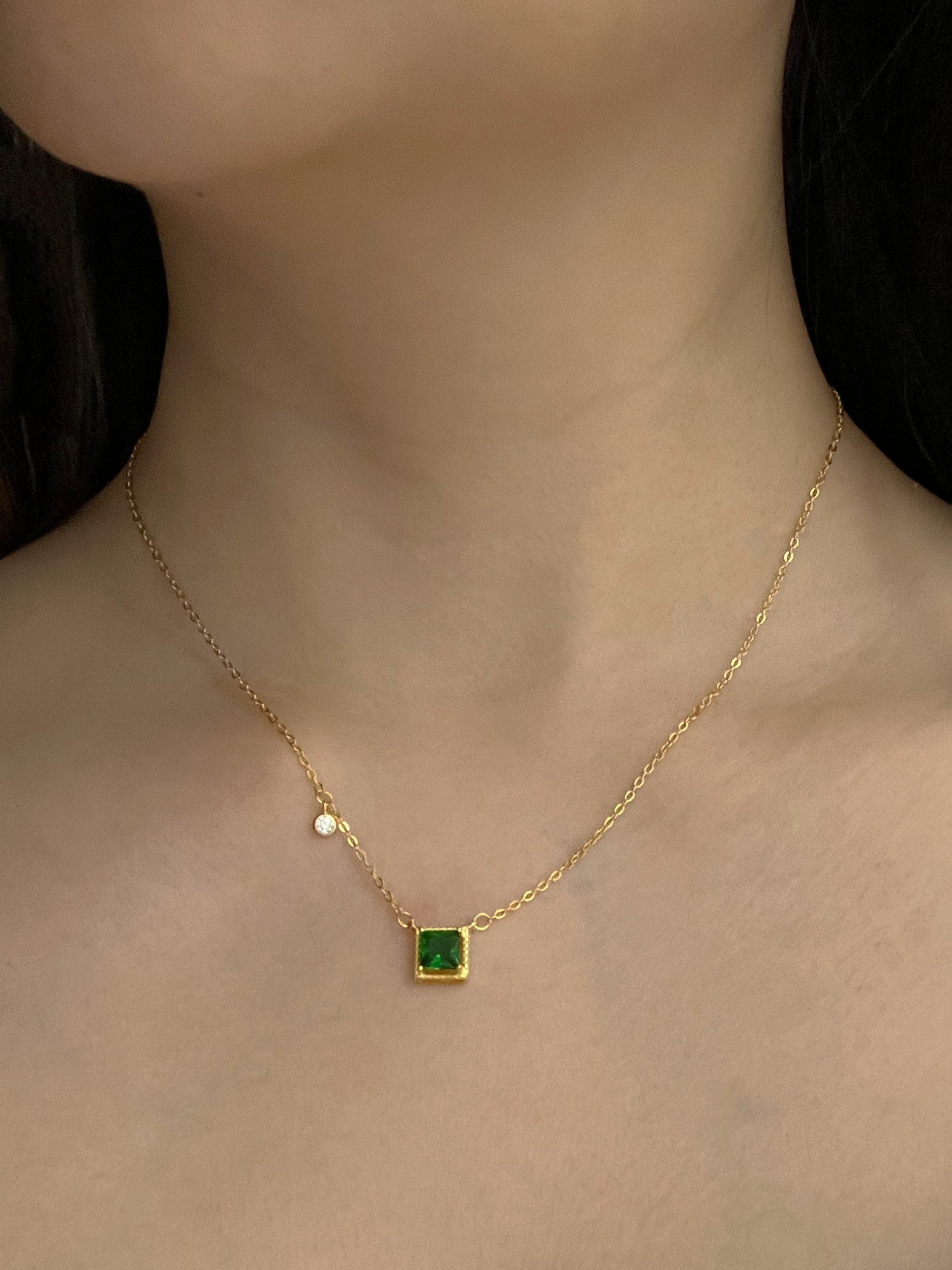 emerald gemstone sq necklace model