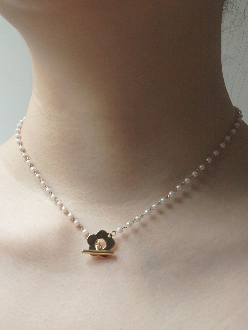 Pearl Necklace with Daisy Lock