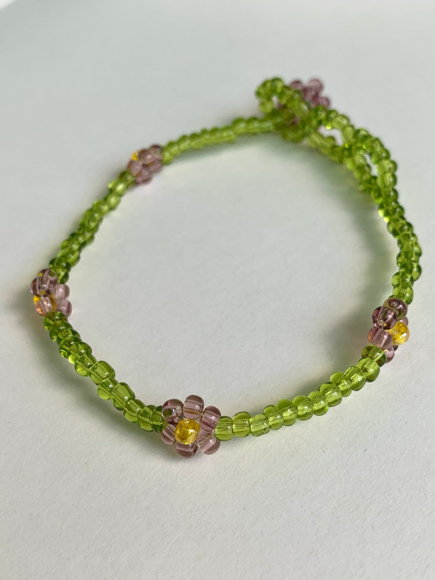 Bracelet perlé à fleurs olive et violettes