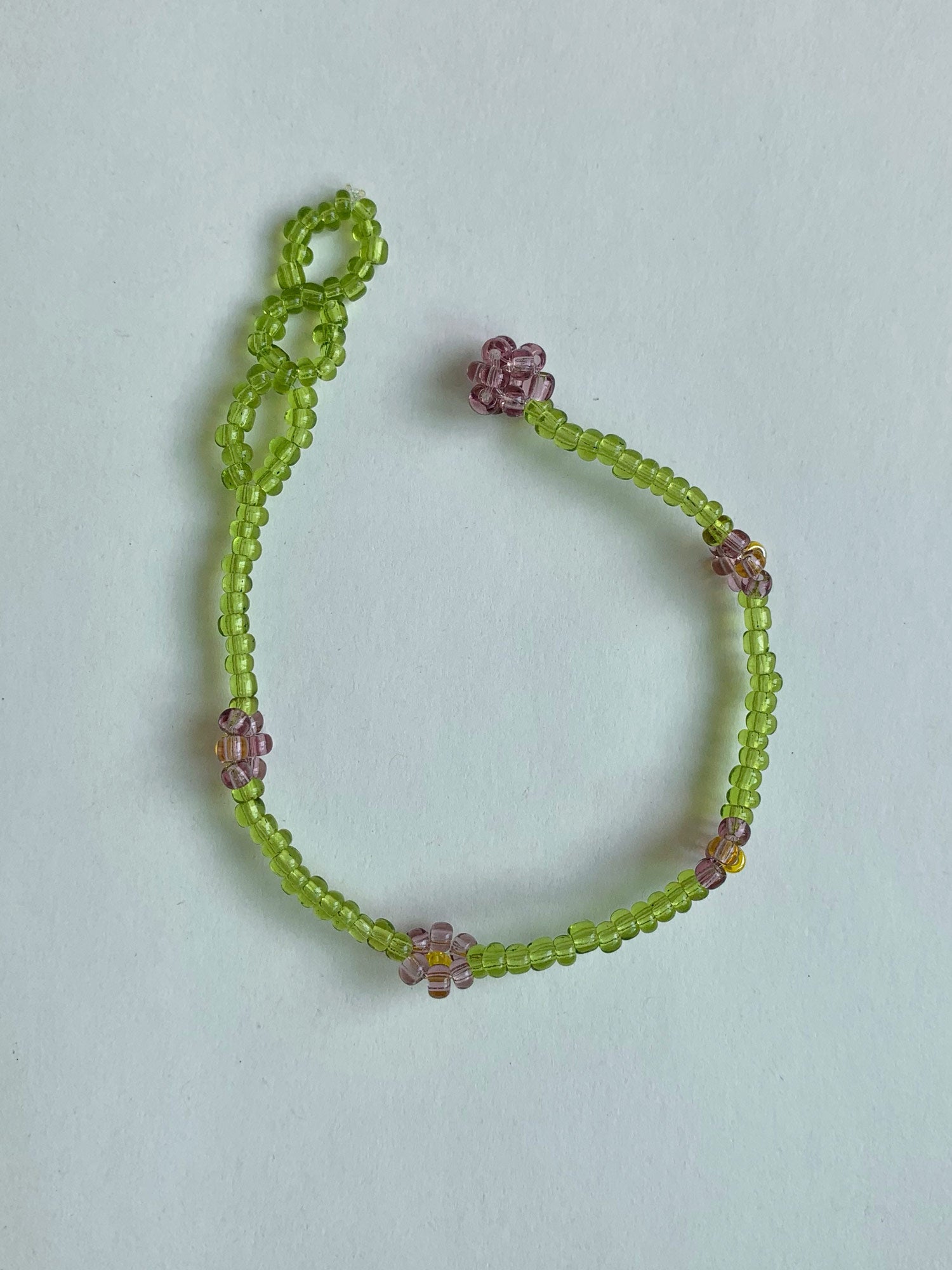 Bracelet perlé à fleurs olive et violettes