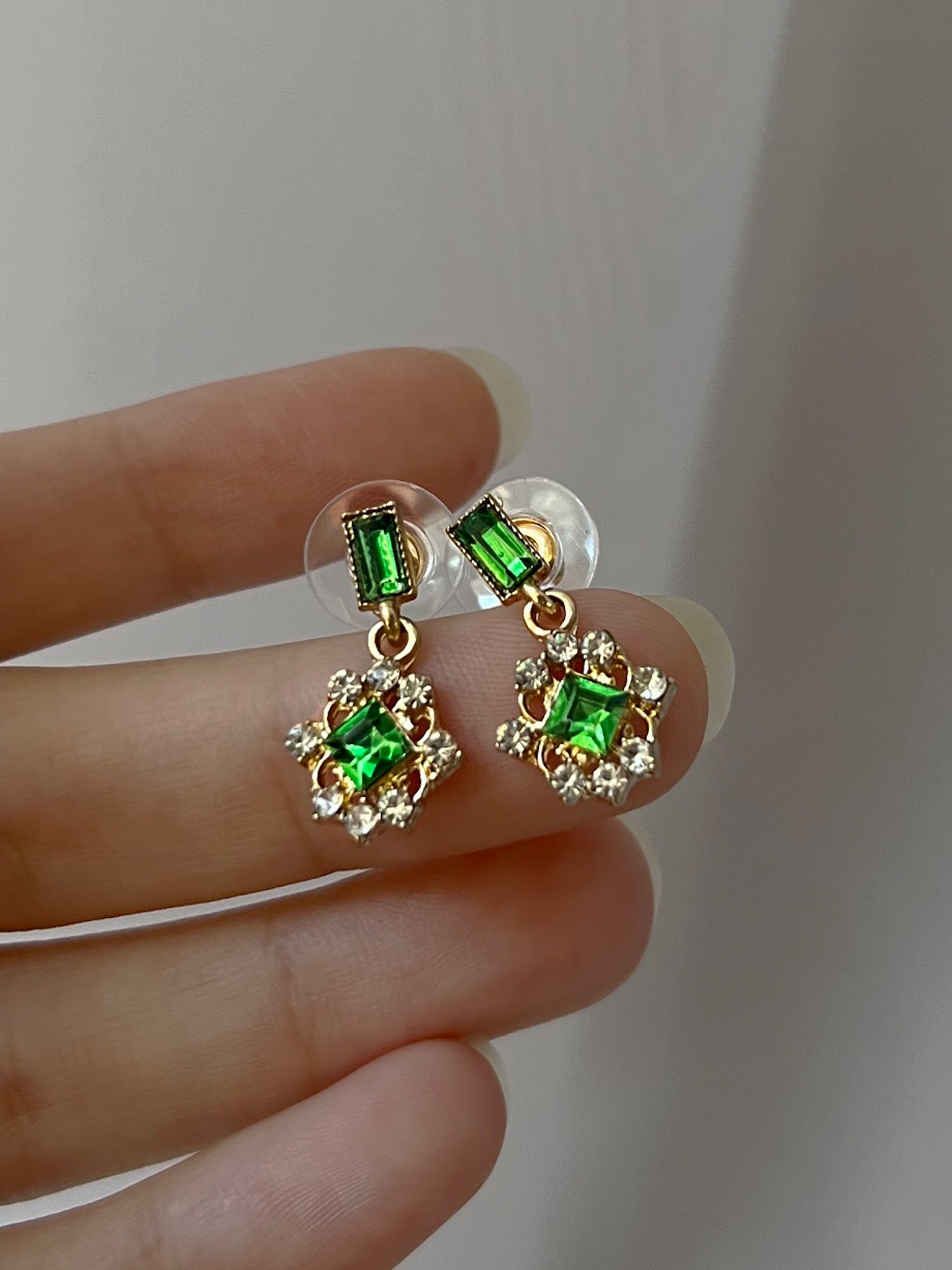 Boucles d'oreilles avec pierres précieuses vertes