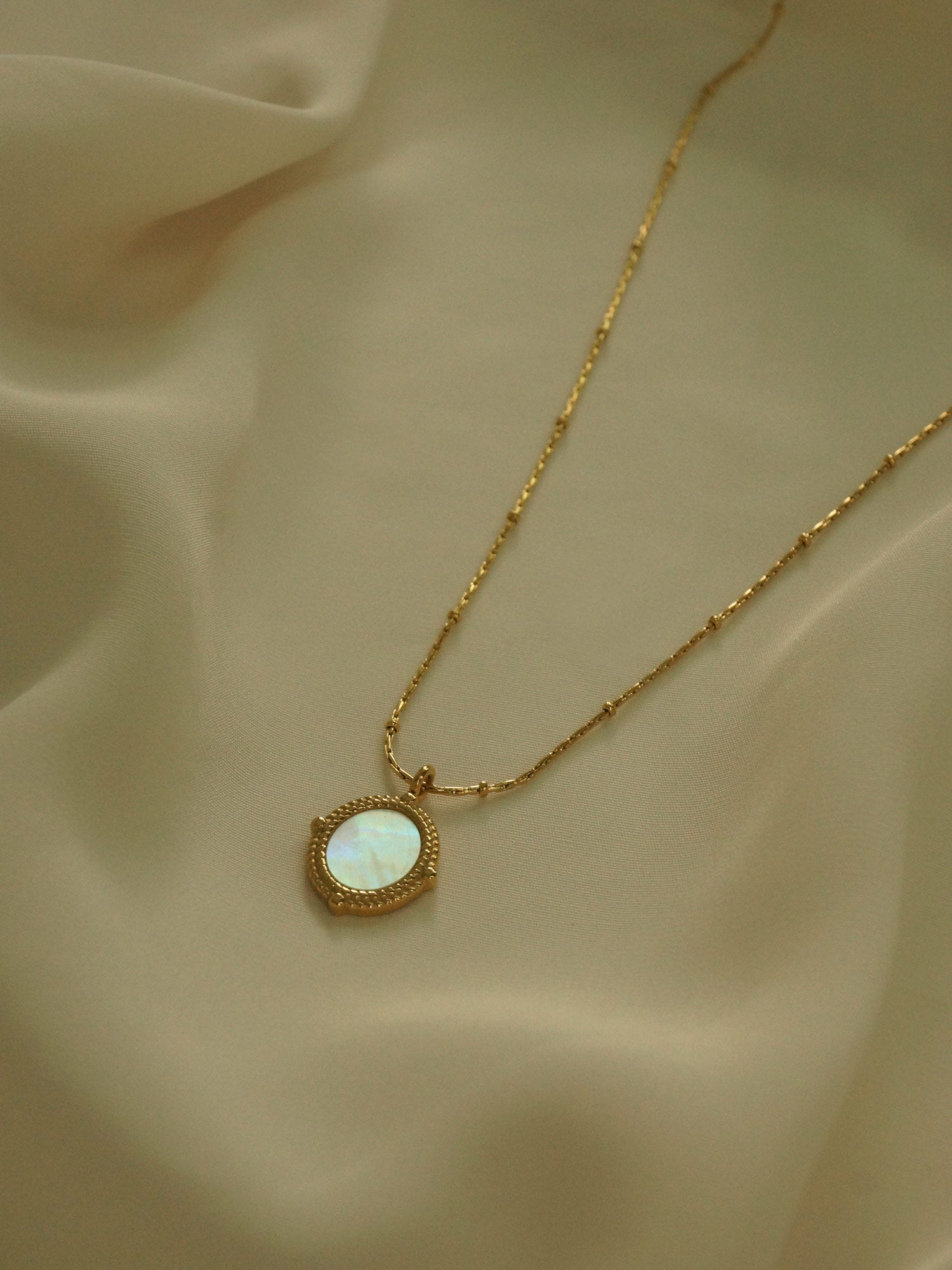 Collier pendentif Hatshepsout *Acier inoxydable plaqué or 18 carats