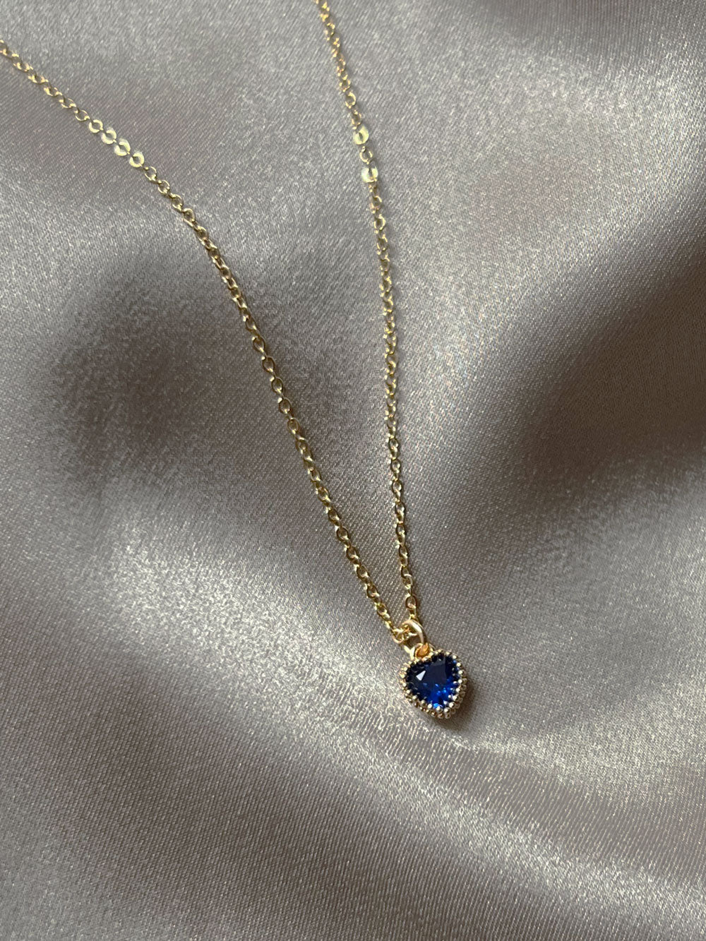 Collier de pierres précieuses en forme de cœur au trésor secret - Bleu royal