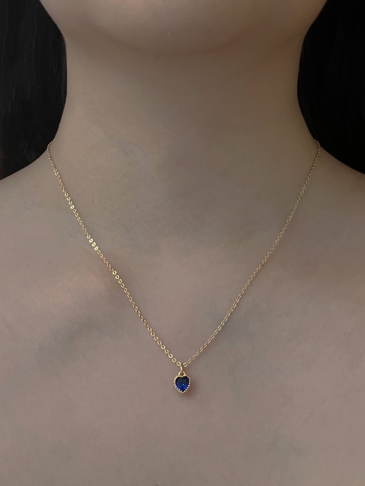 Collier de pierres précieuses en forme de cœur au trésor secret - Bleu royal