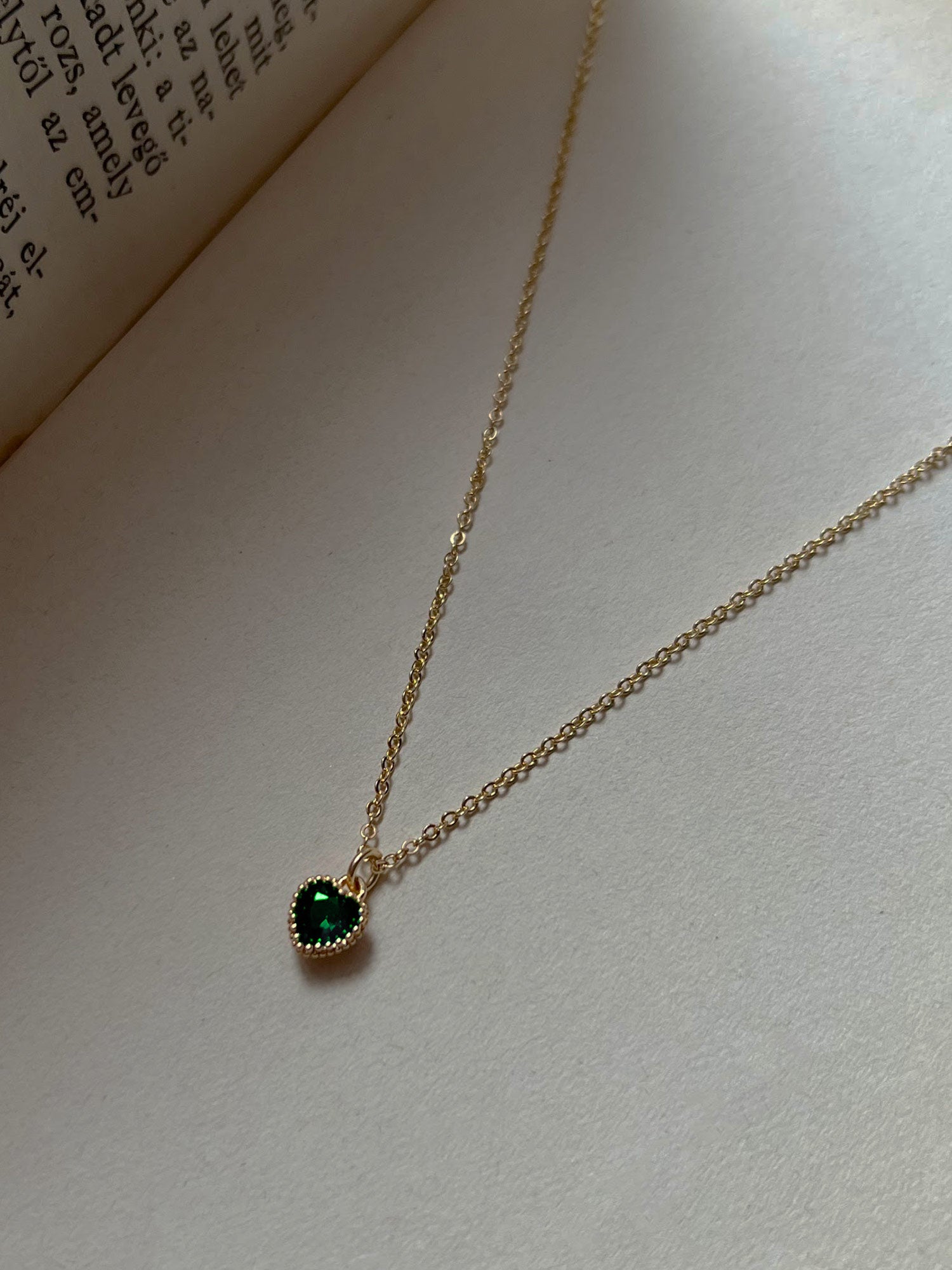 Collier de pierres précieuses en forme de cœur au trésor secret - Vert émeraude