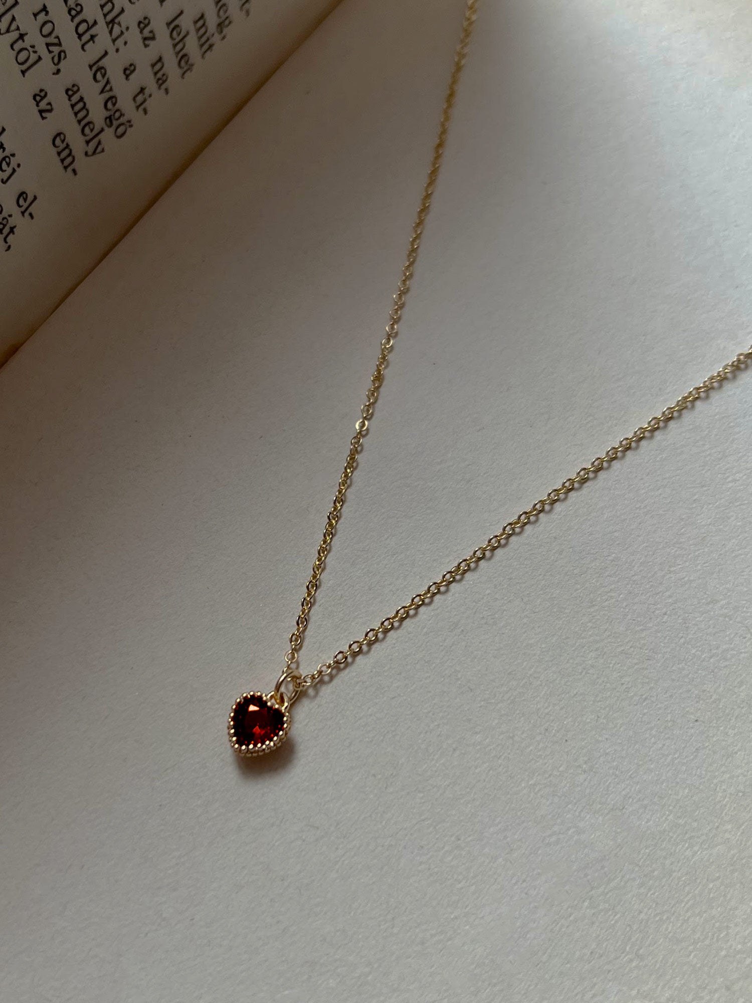 Collier de pierres précieuses en forme de cœur au trésor secret - Rouge rubis