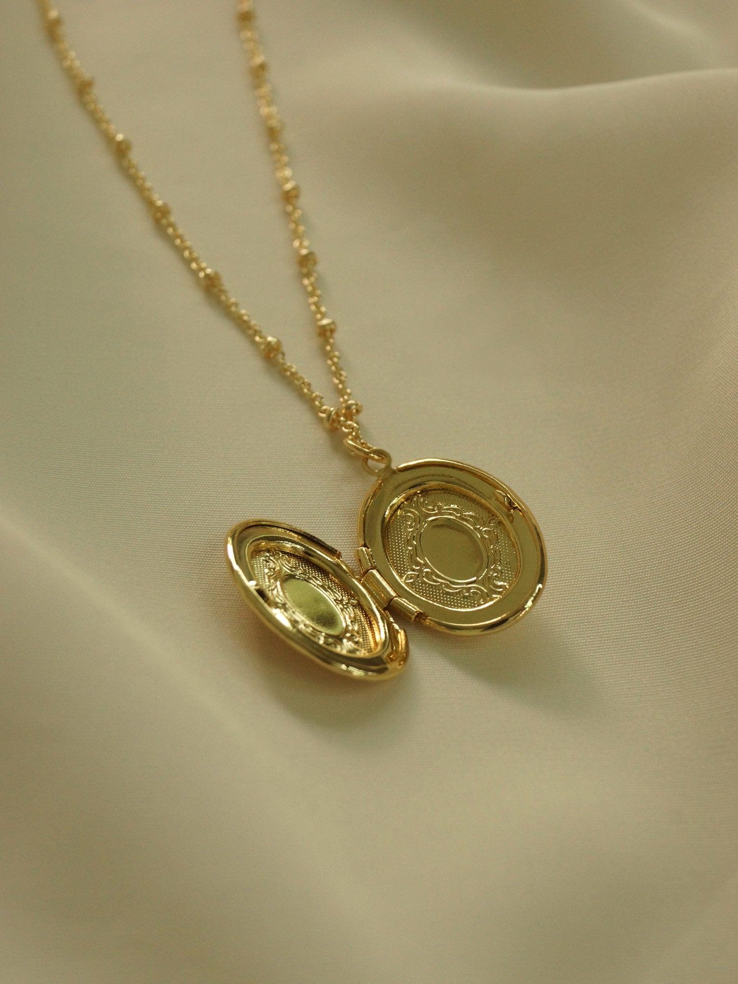 Collier médaillon ovale *Plaqué or 14 carats
