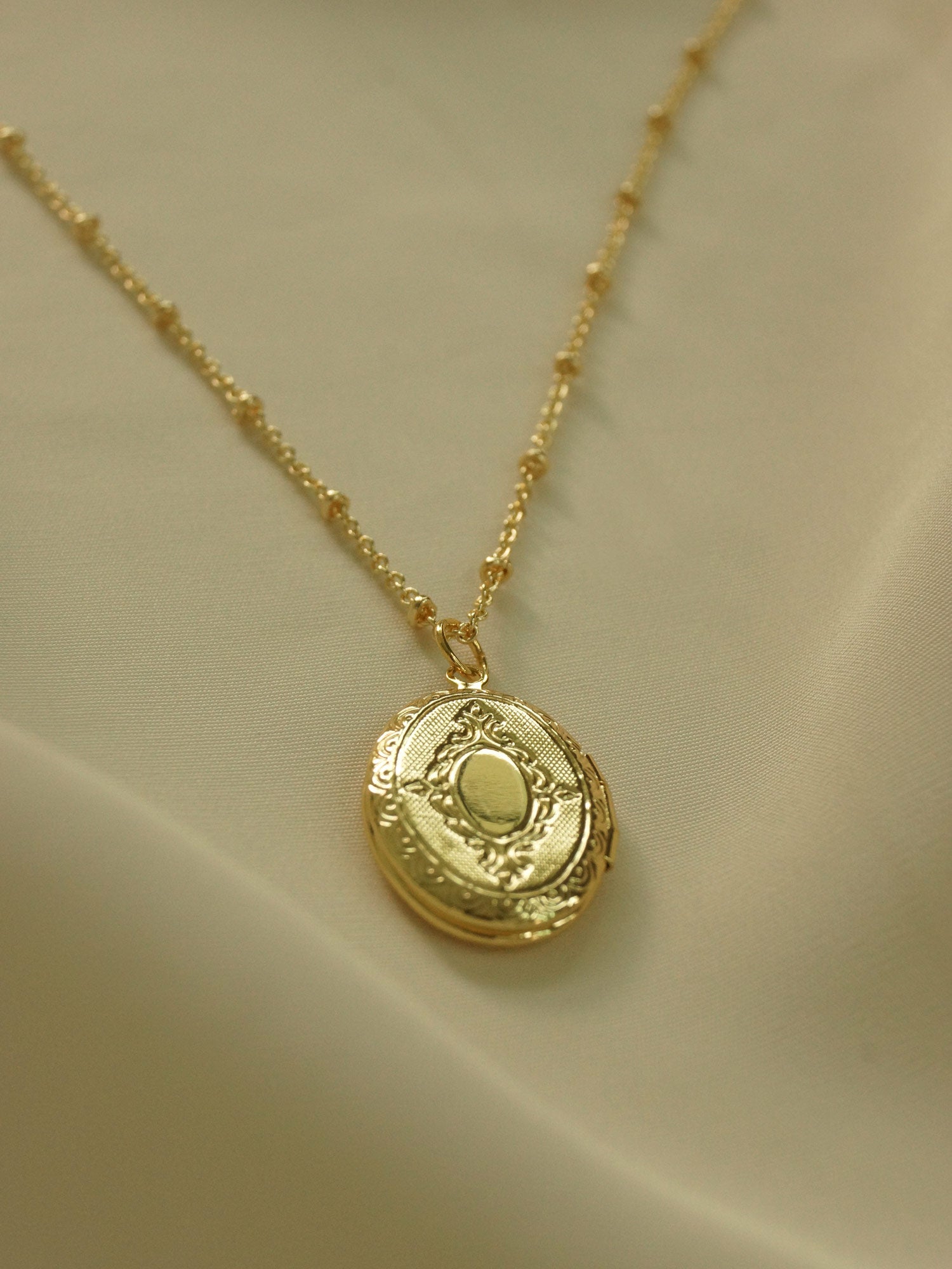 Collier médaillon ovale *Plaqué or 14 carats