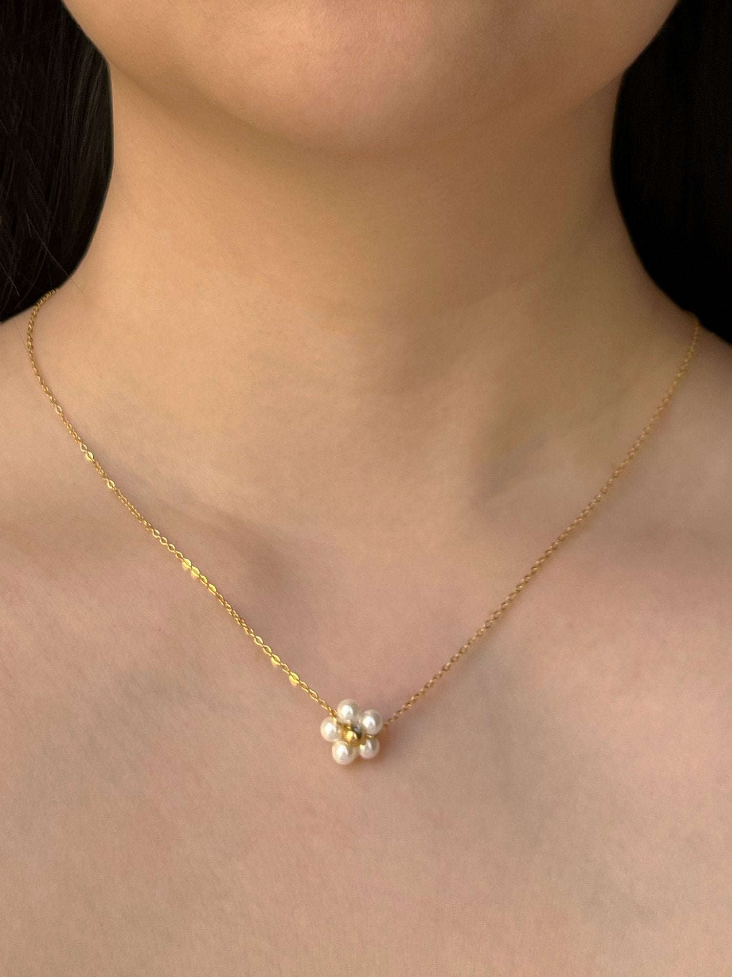 Petit collier de petites fleurs perlées