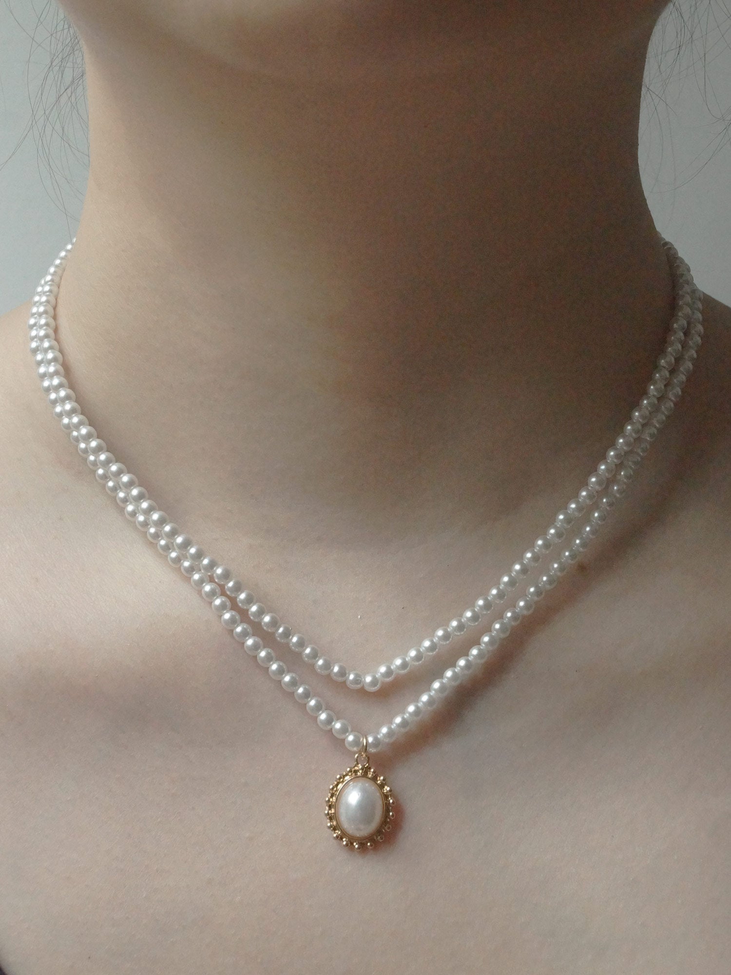 Collier à pendentif en perles superposées