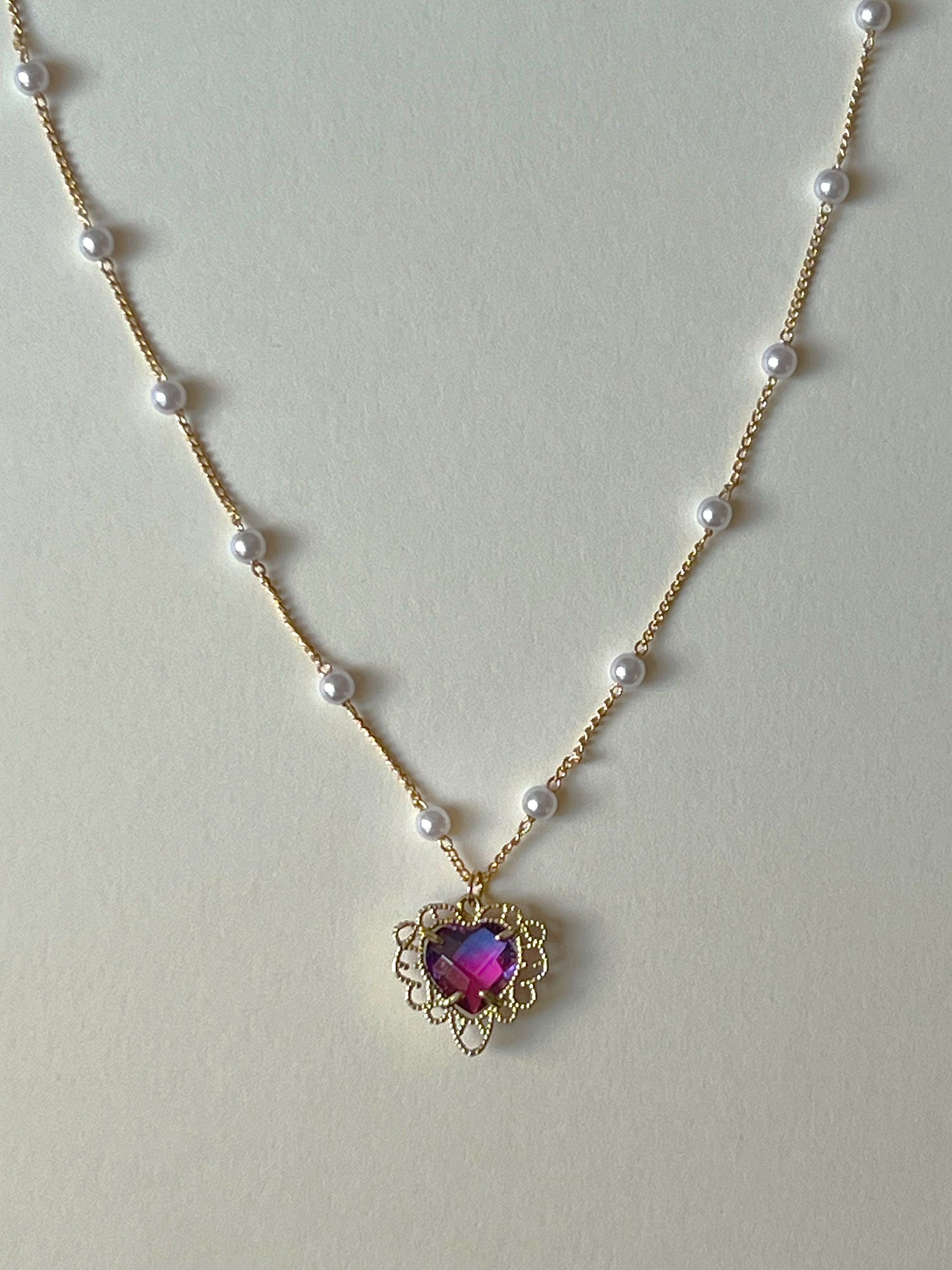 Collier de perles avec breloque cœur violet