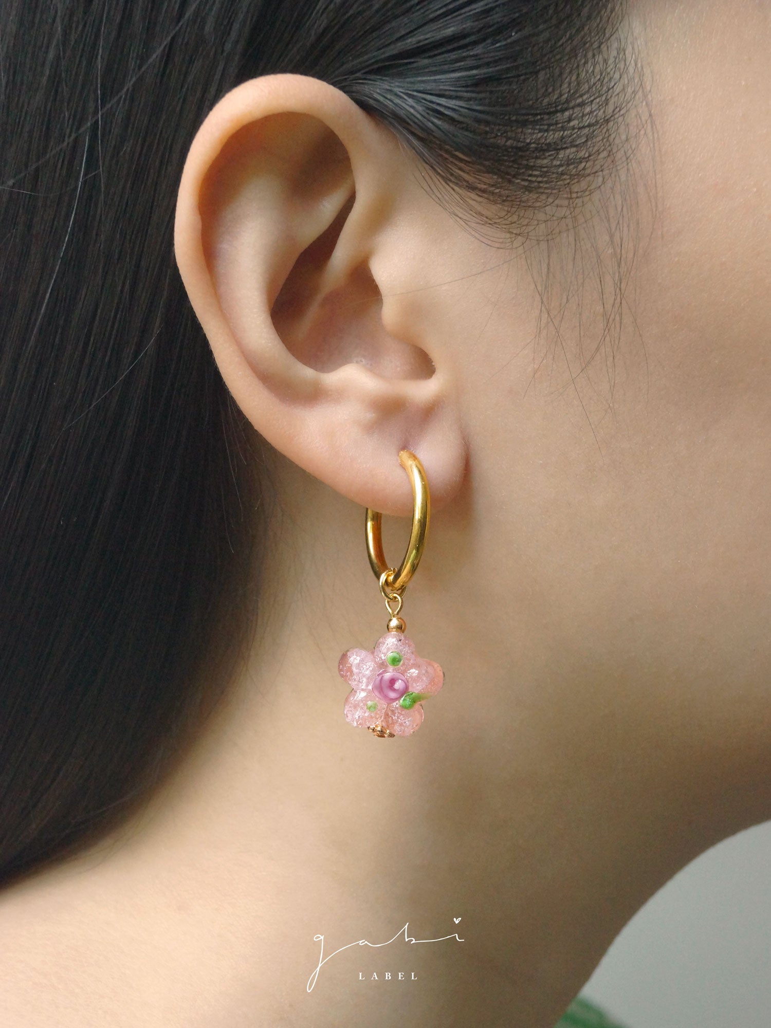 Boucles d'oreilles créoles en forme de fleur en verre rose