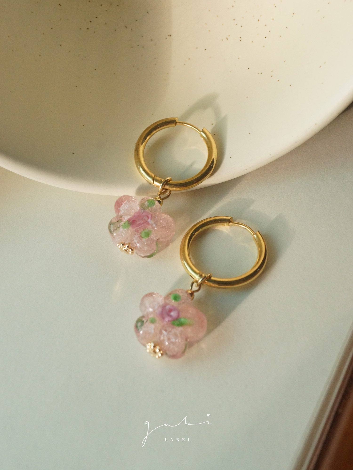 Boucles d'oreilles créoles en forme de fleur en verre rose