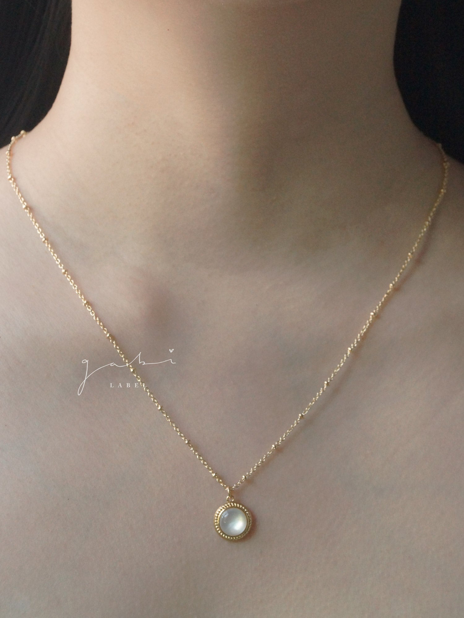 shell round necklace logo