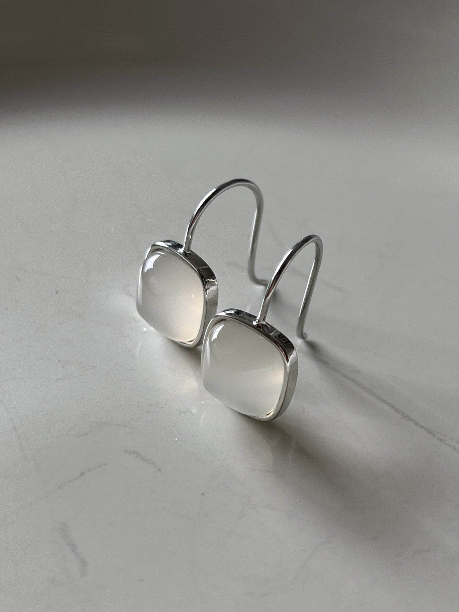 Boucles d'oreilles pendantes carrées en jade blanc