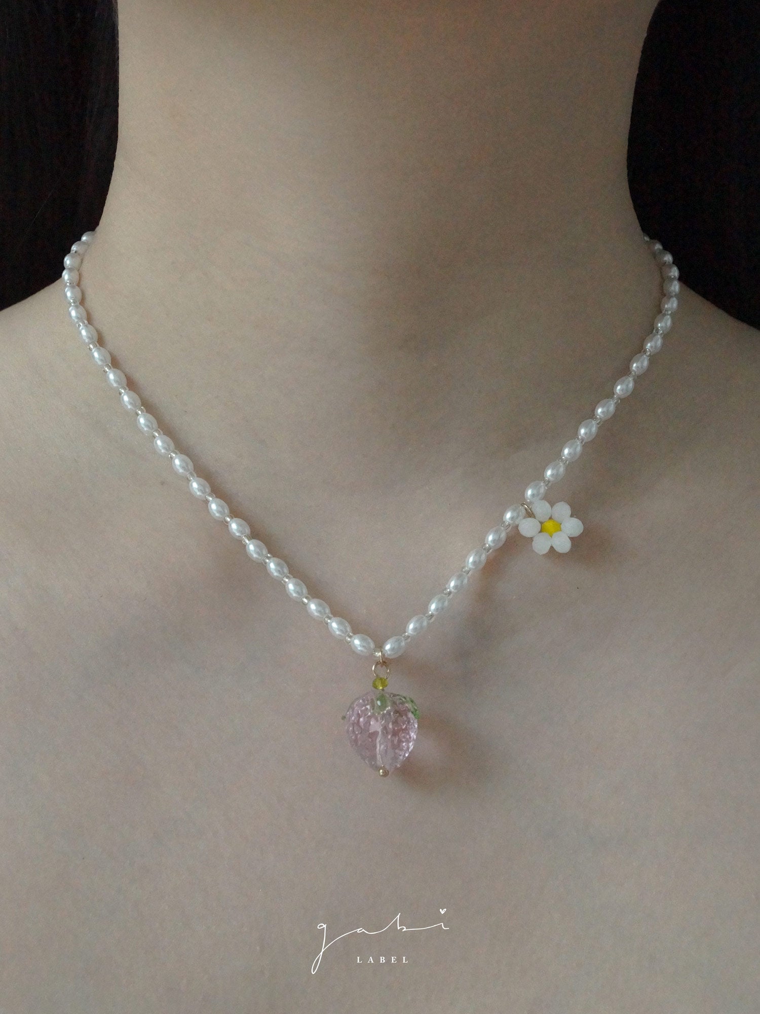 Collier de perles avec pendentif fraise et fleur