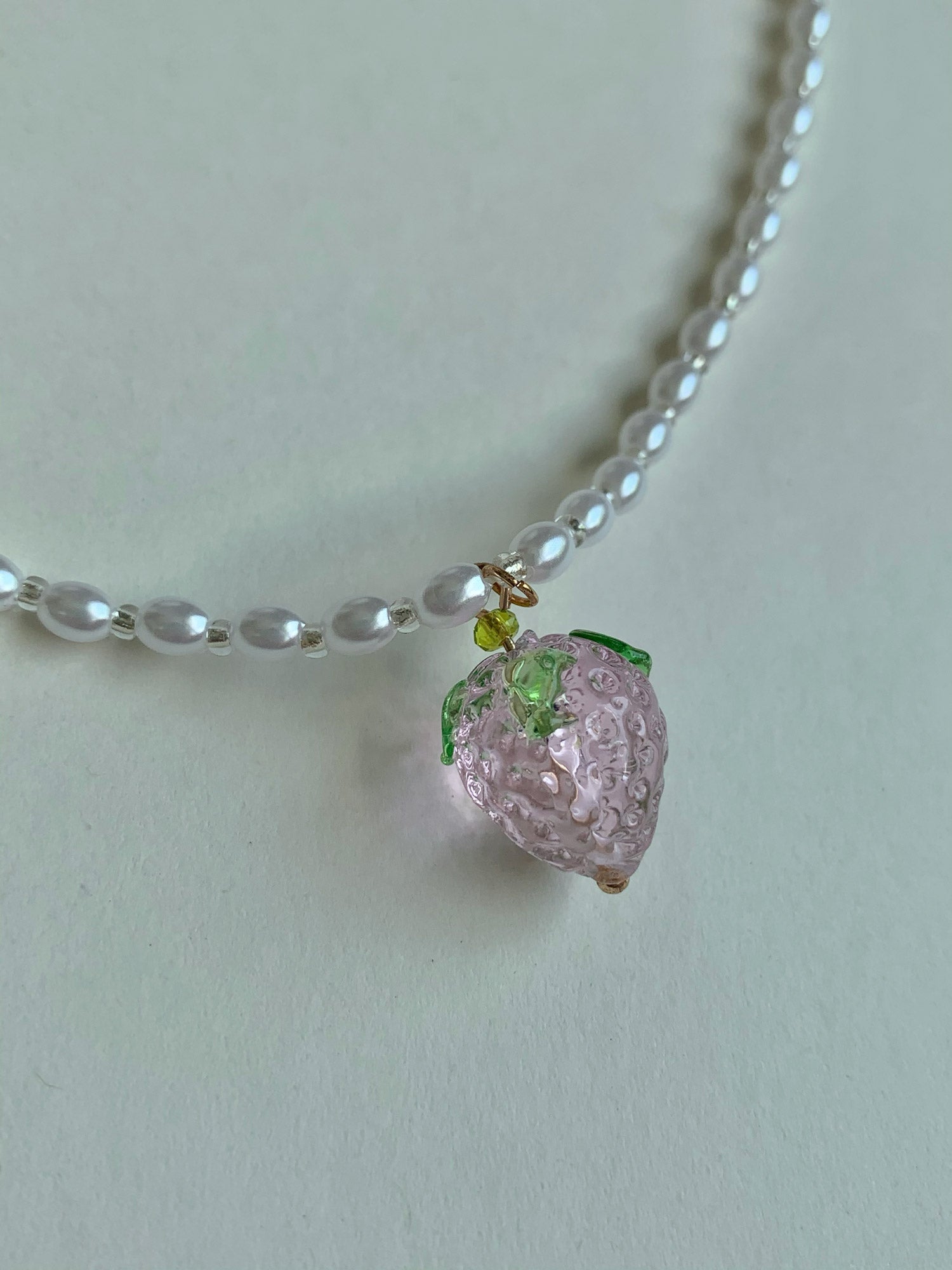 Collier de perles avec pendentif fraise et fleur